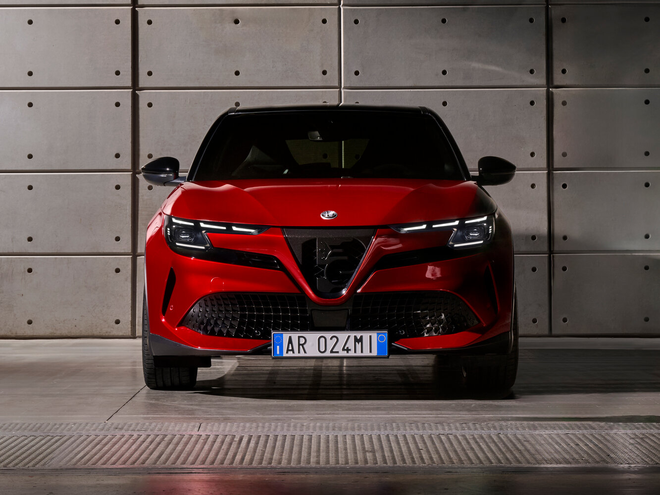 Alfa Romeo Junior — справочные фотографии комплектации, Спереди