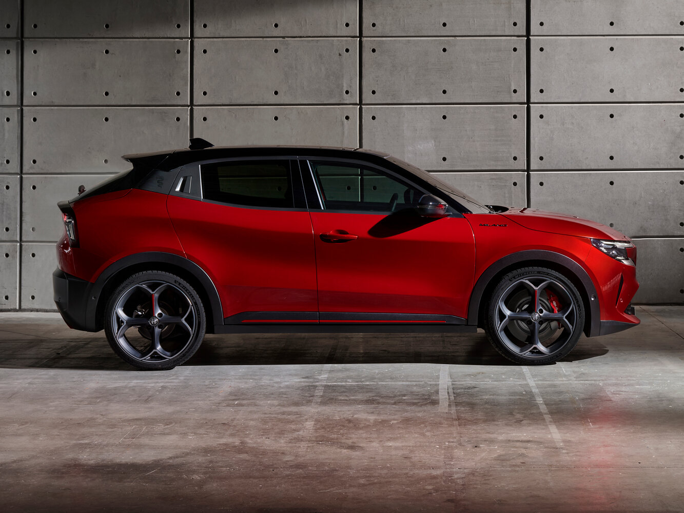 Alfa Romeo Junior — справочные фотографии комплектации, Сбоку