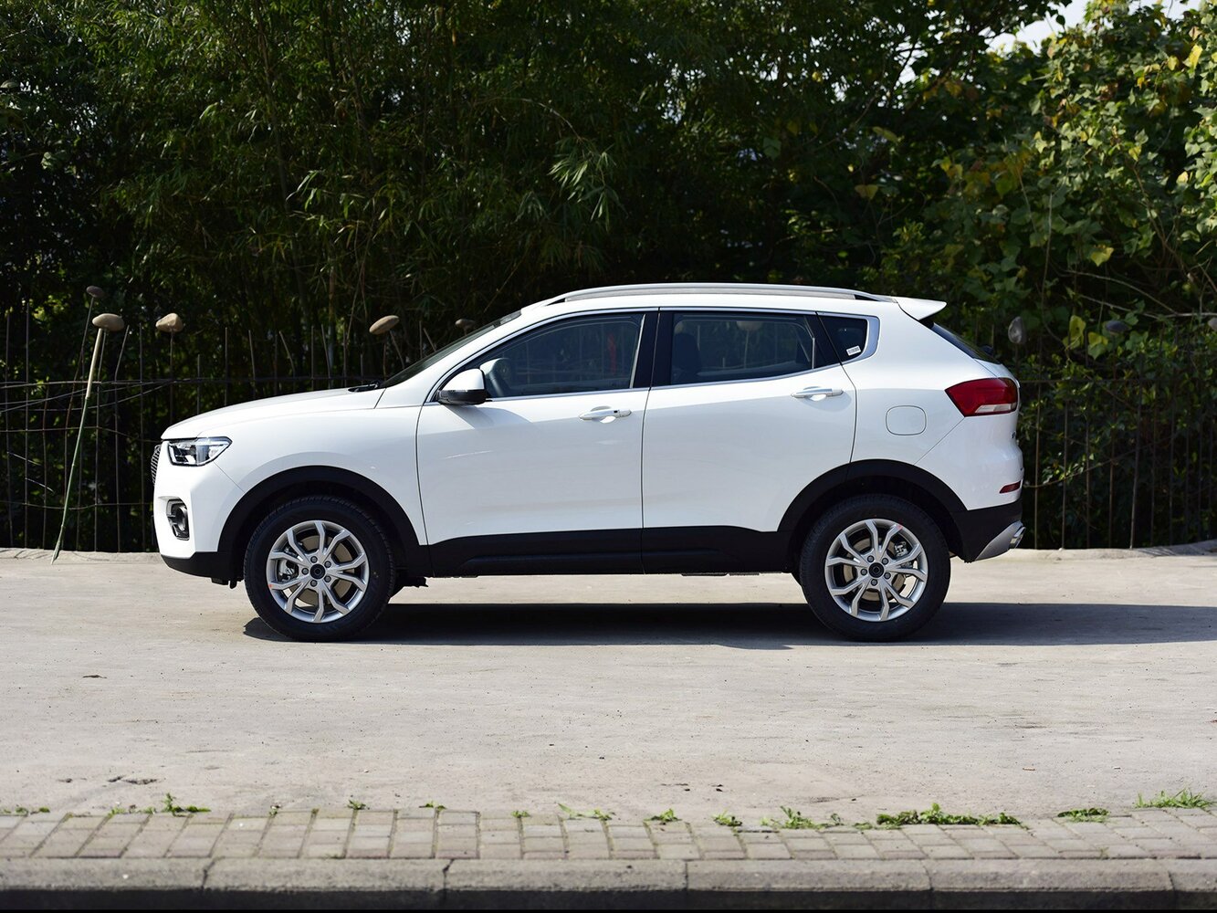 Haval H2s — справочные фотографии комплектации, Сбоку