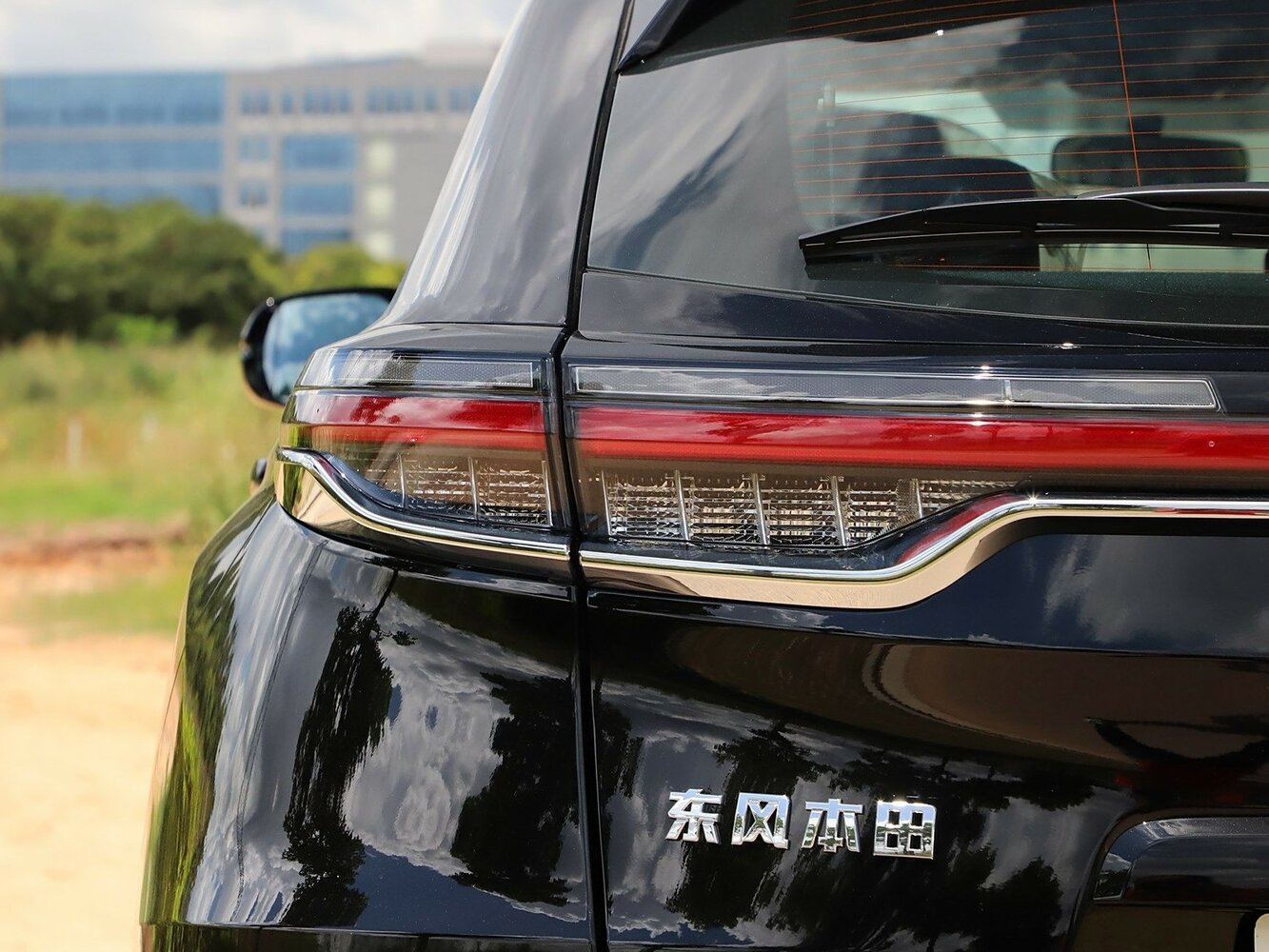 Honda UR-V — справочные фотографии комплектации, Задняя фара