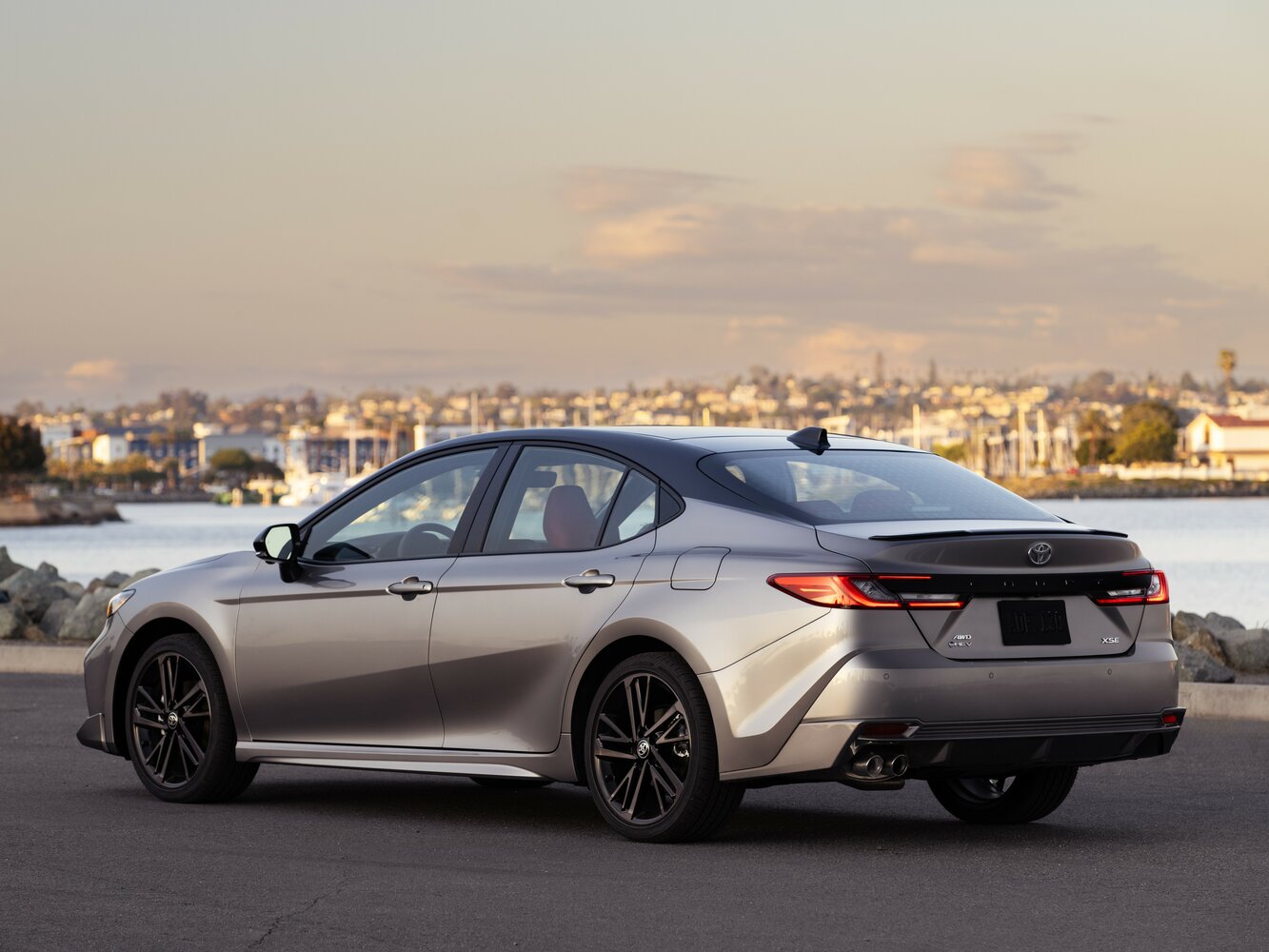 Toyota Camry 2.5 XLE Premium Hybrid