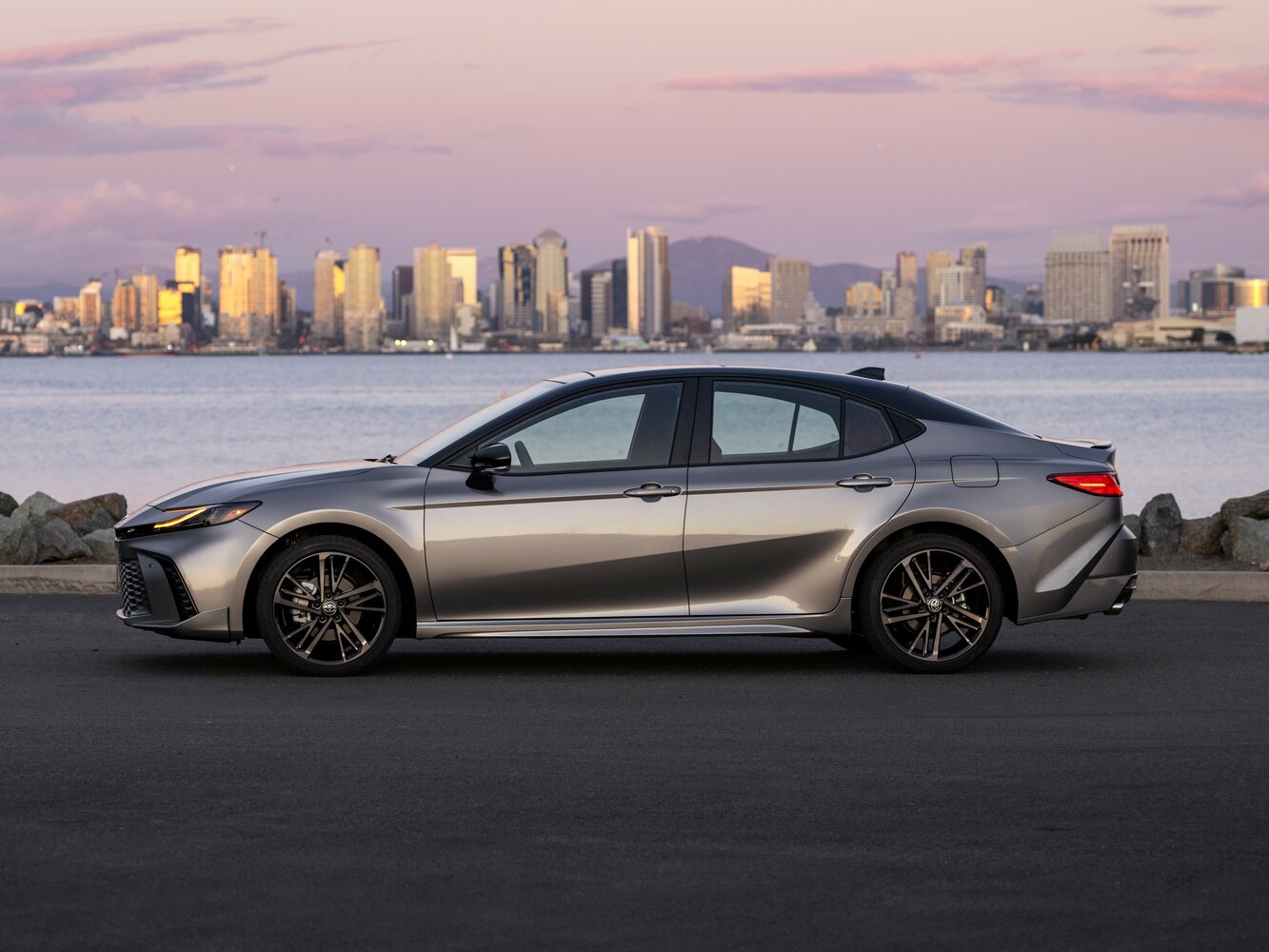 Toyota Camry 2.5 XLE Premium Hybrid