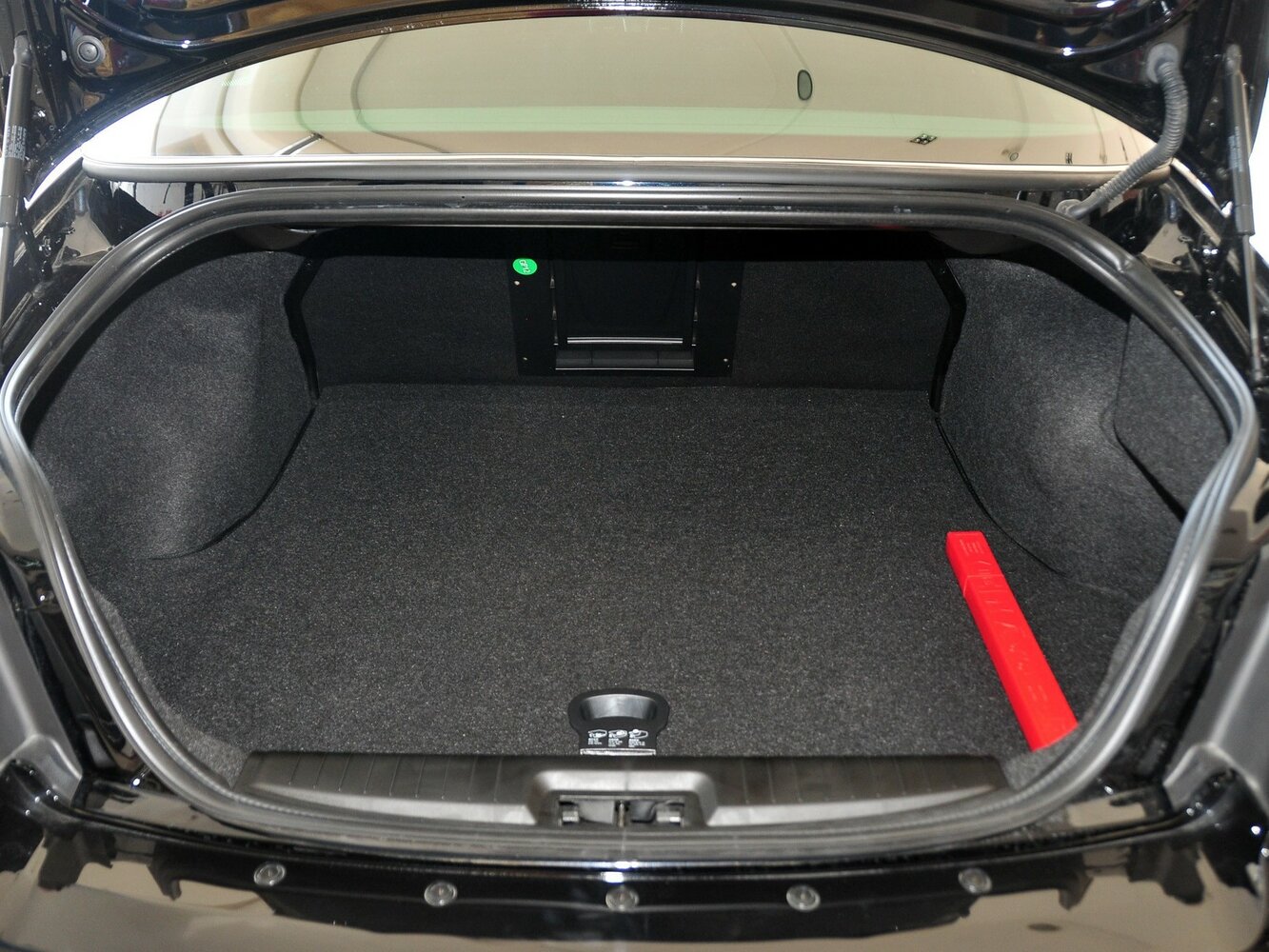 Roewe 750 — справочные фотографии комплектации, Багажник