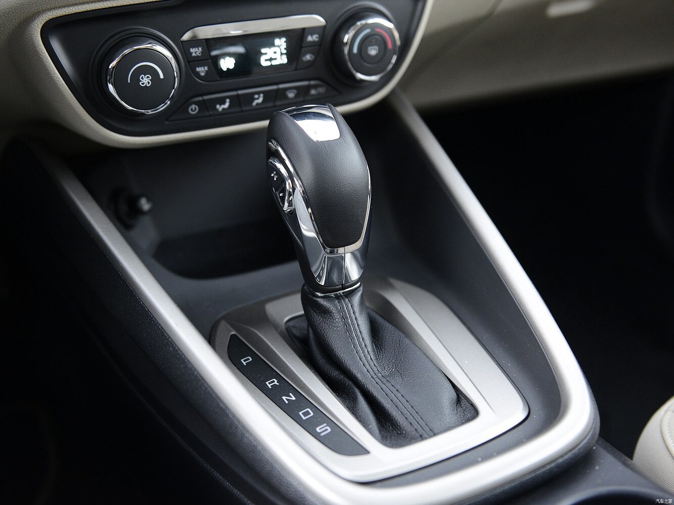 Ford Escort 2015 1.5L AT Fashion