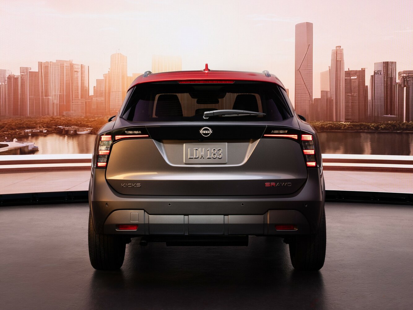 Nissan Kicks — справочные фотографии комплектации, Сзади