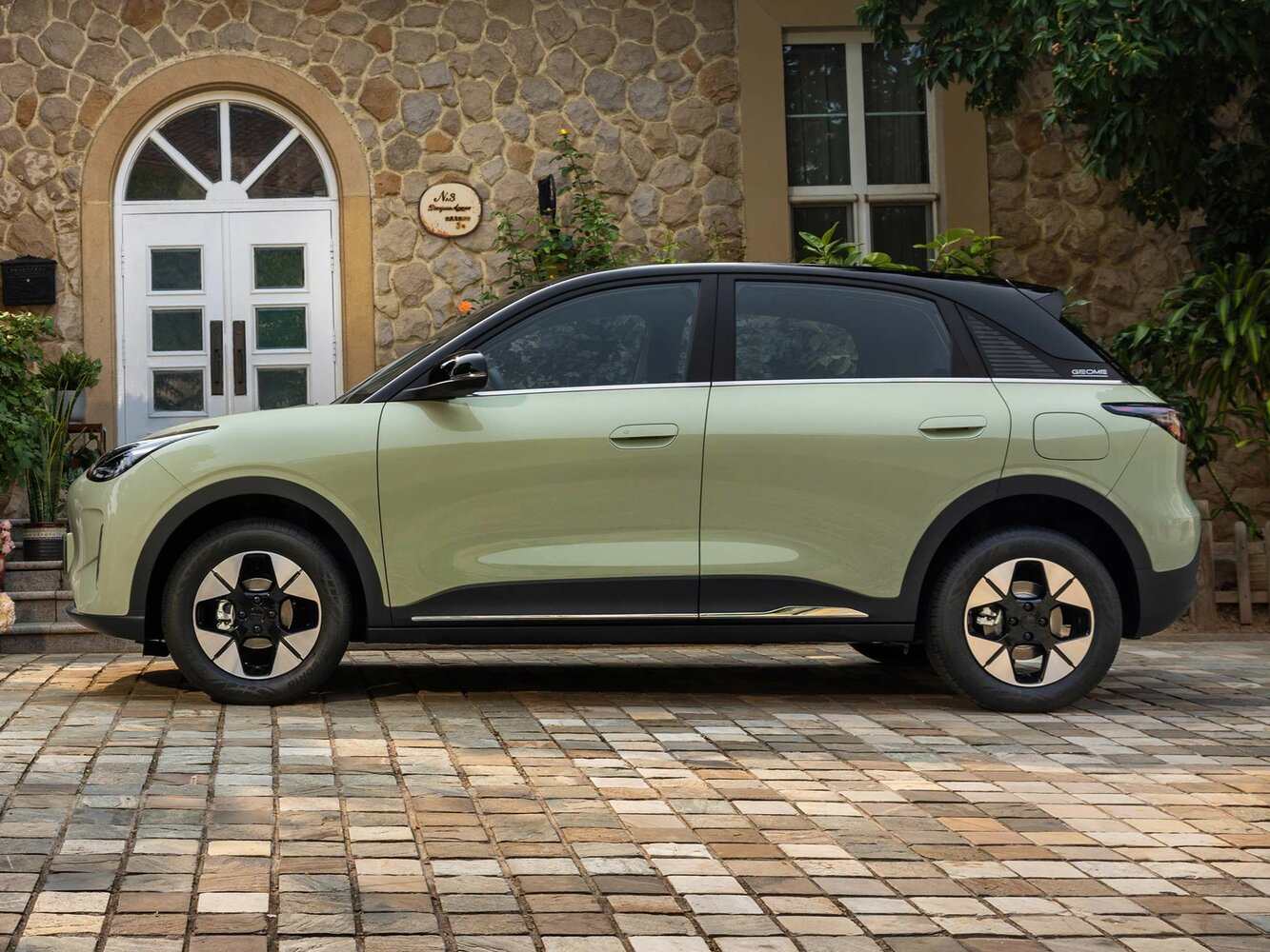 Geely Geome Xingyuan — справочные фотографии комплектации, Сбоку