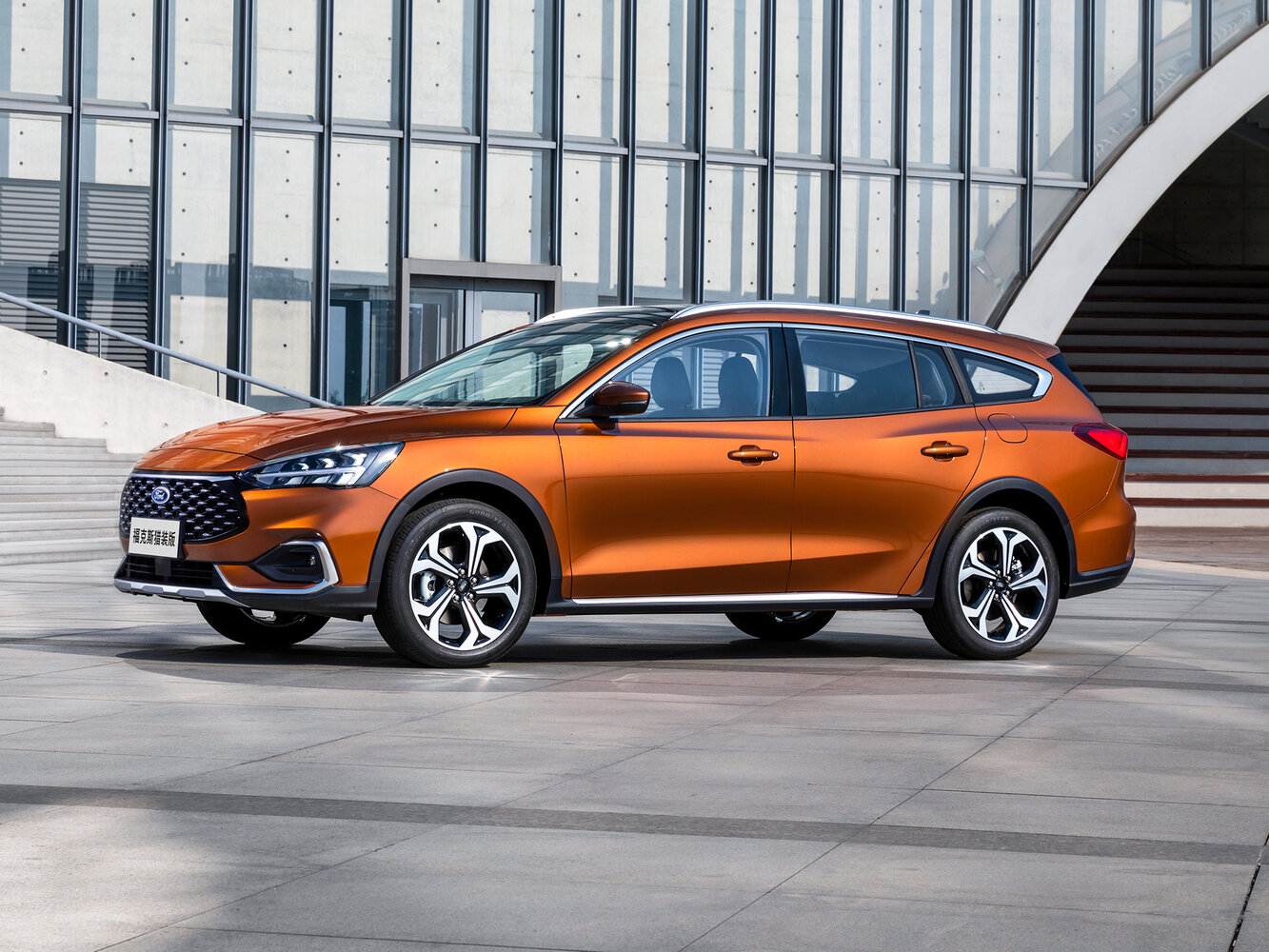 Ford Focus — справочные фотографии комплектации, Сбоку