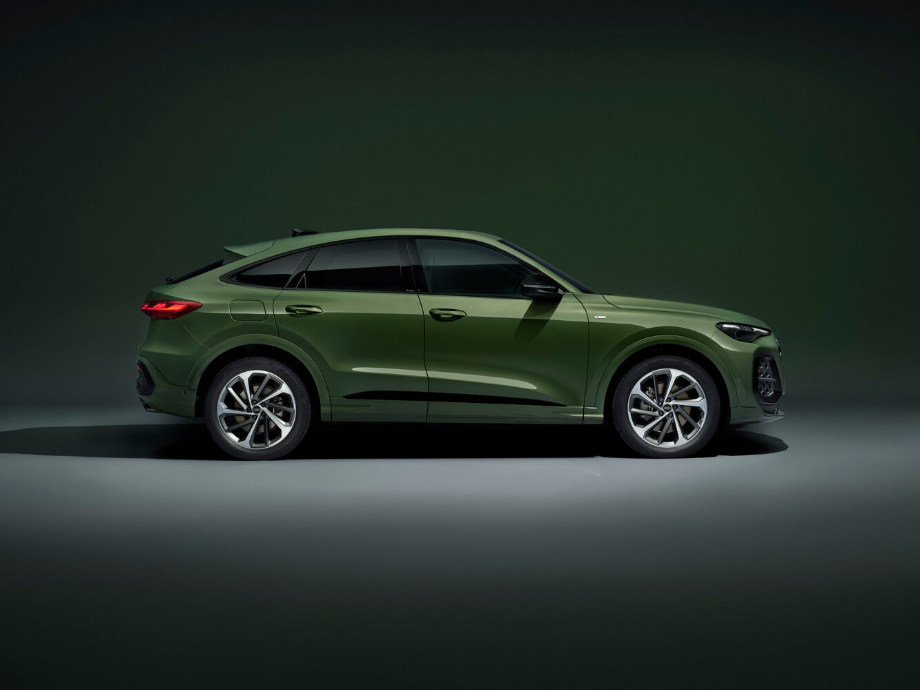 Audi Q5 Sportback — справочные фотографии комплектации, Сбоку