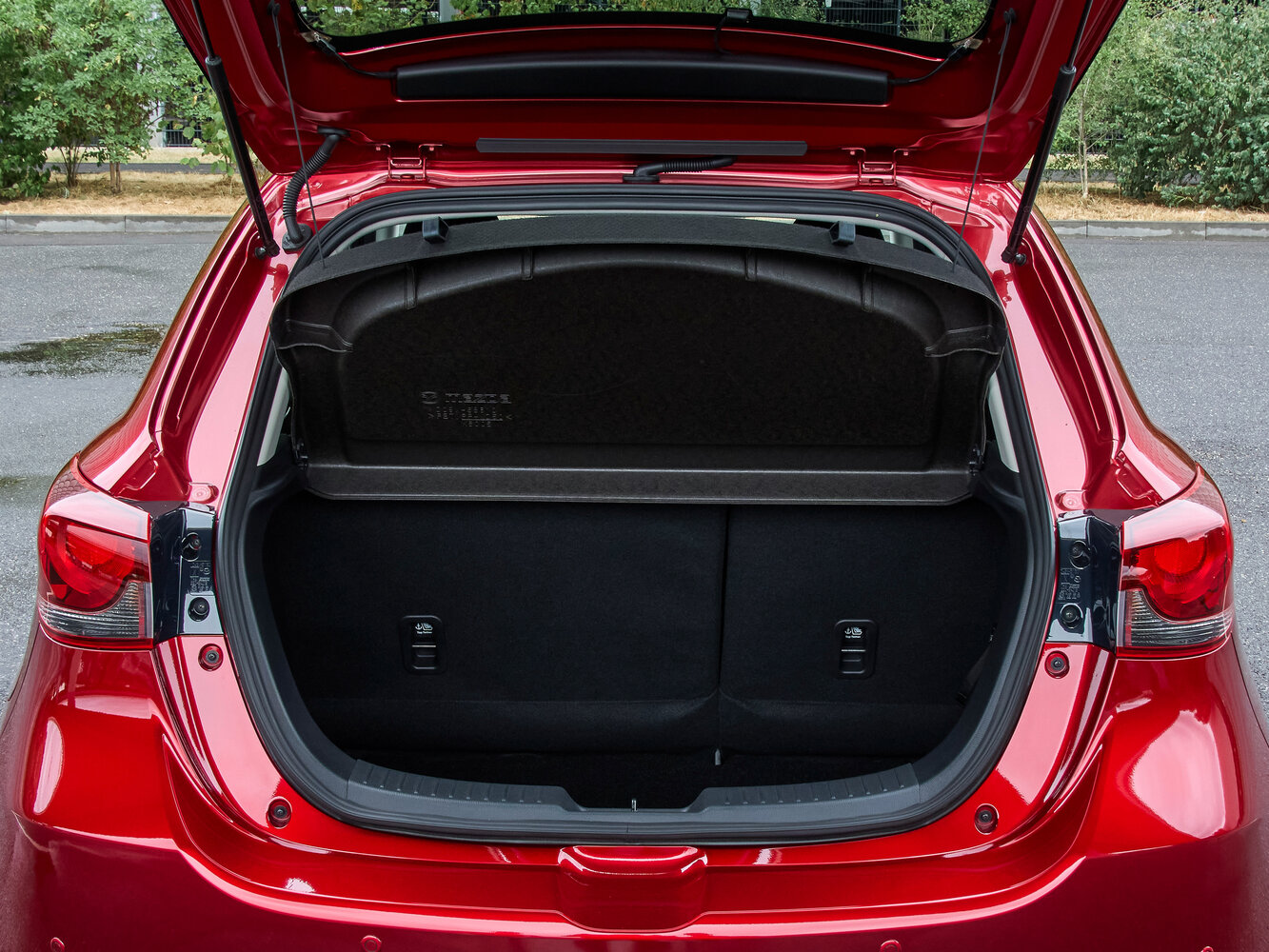 Mazda 2 — справочные фотографии комплектации, Багажник