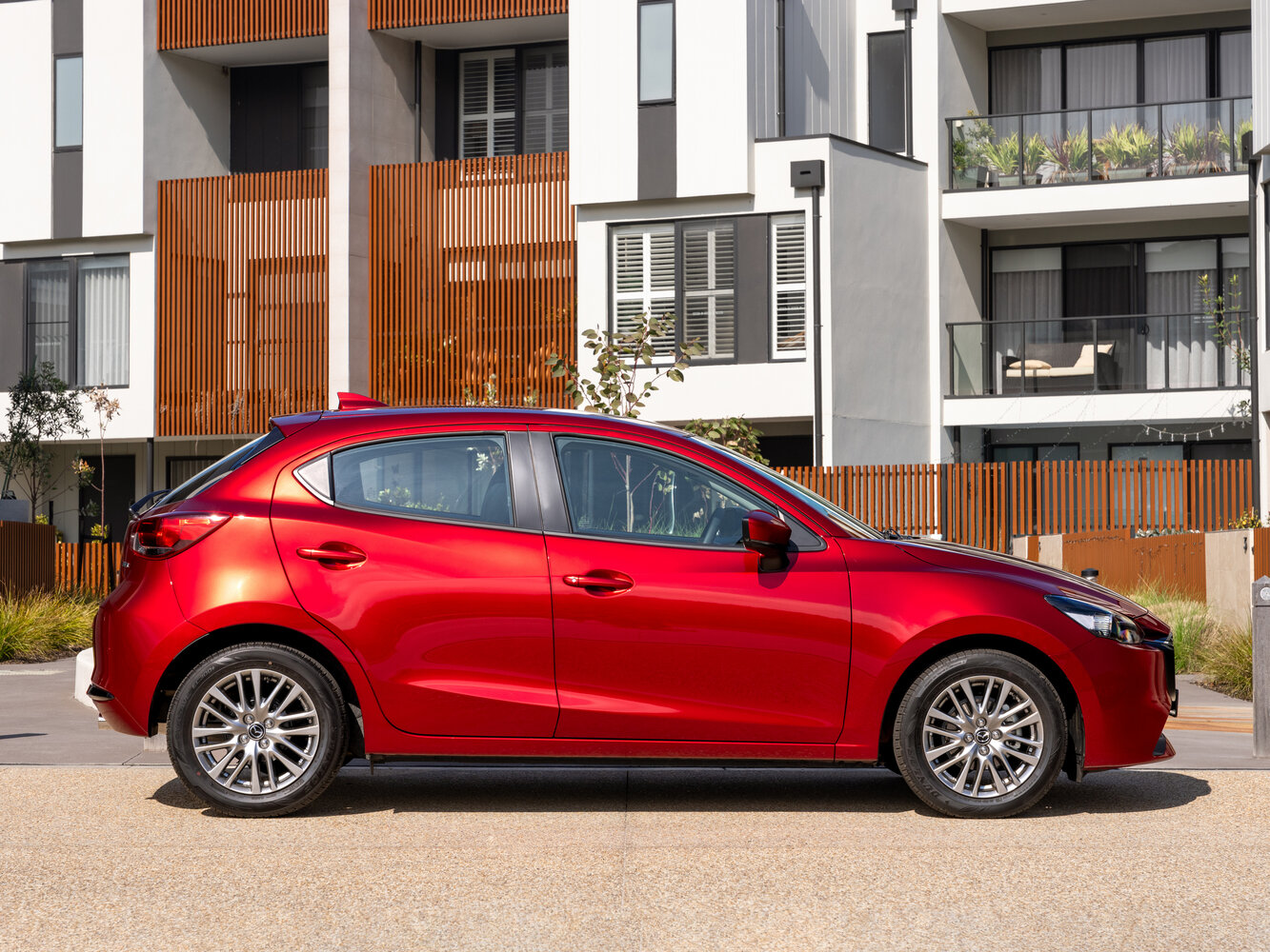 Mazda 2 — справочные фотографии комплектации, Сбоку