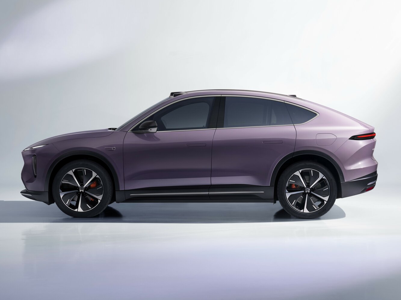 NIO EC6 — справочные фотографии комплектации, Сбоку