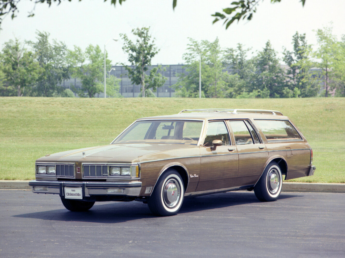 Oldsmobile Custom Cruiser — II поколение (1977–1990)