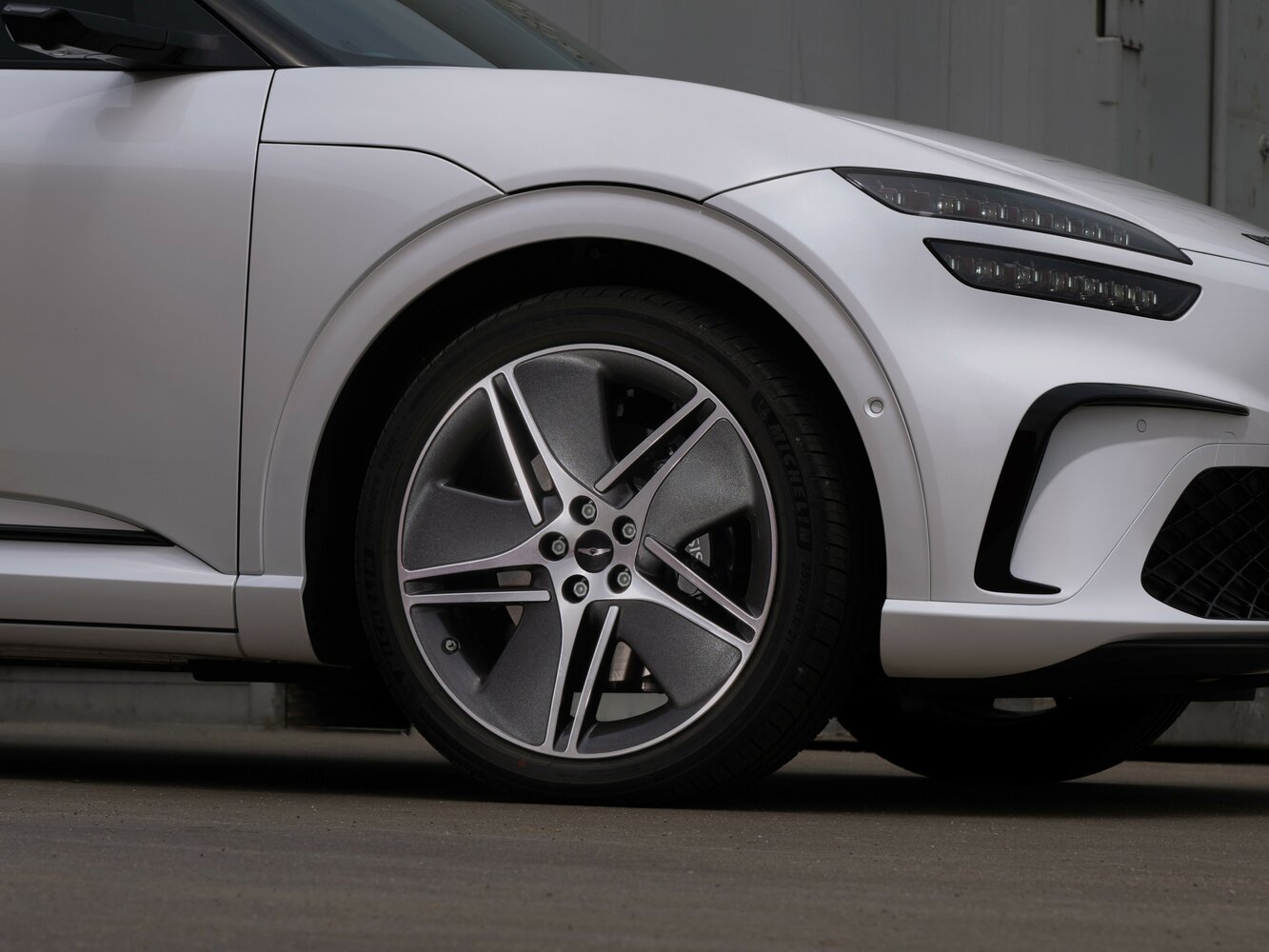 Genesis GV60 — справочные фотографии комплектации, Диск