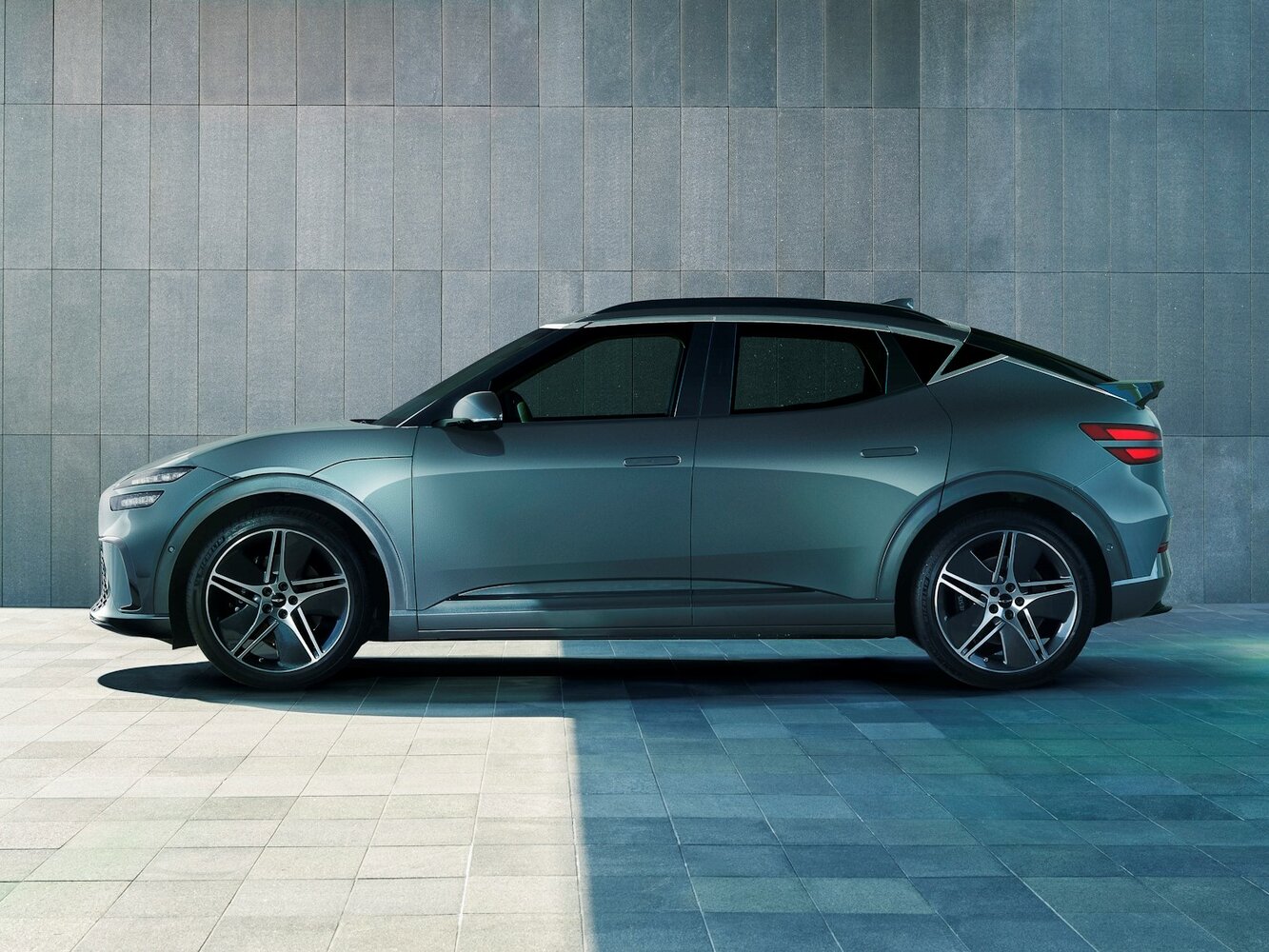 Genesis GV60 — справочные фотографии комплектации, Сбоку
