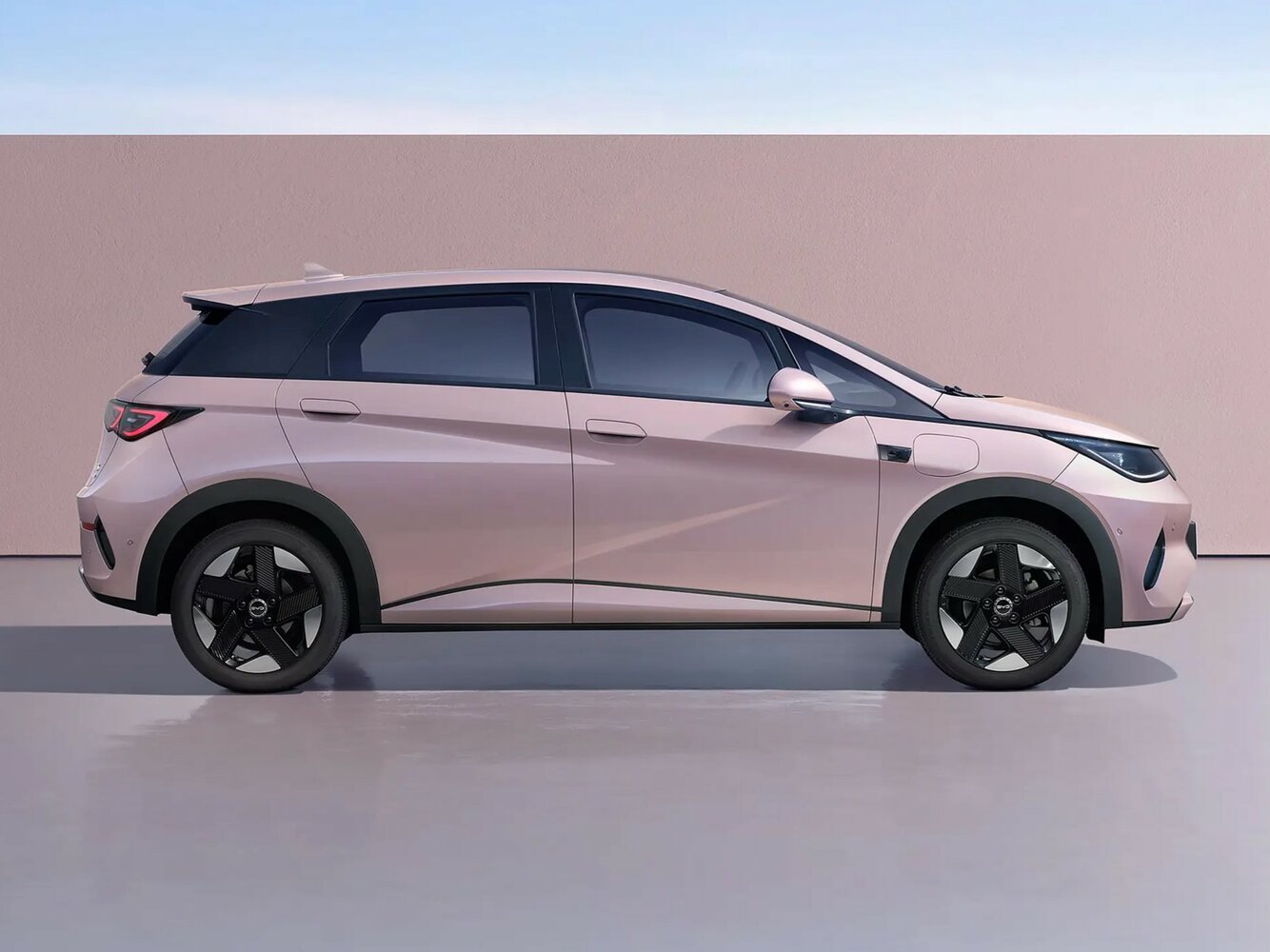 BYD Dolphin — справочные фотографии комплектации, Сбоку