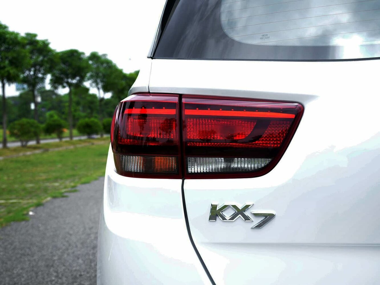Kia KX7 — справочные фотографии комплектации, Задняя фара