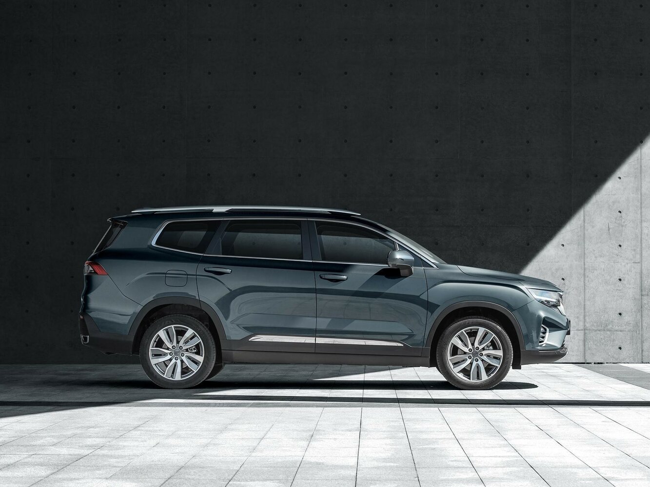 Geely Haoyue — справочные фотографии комплектации, Сбоку