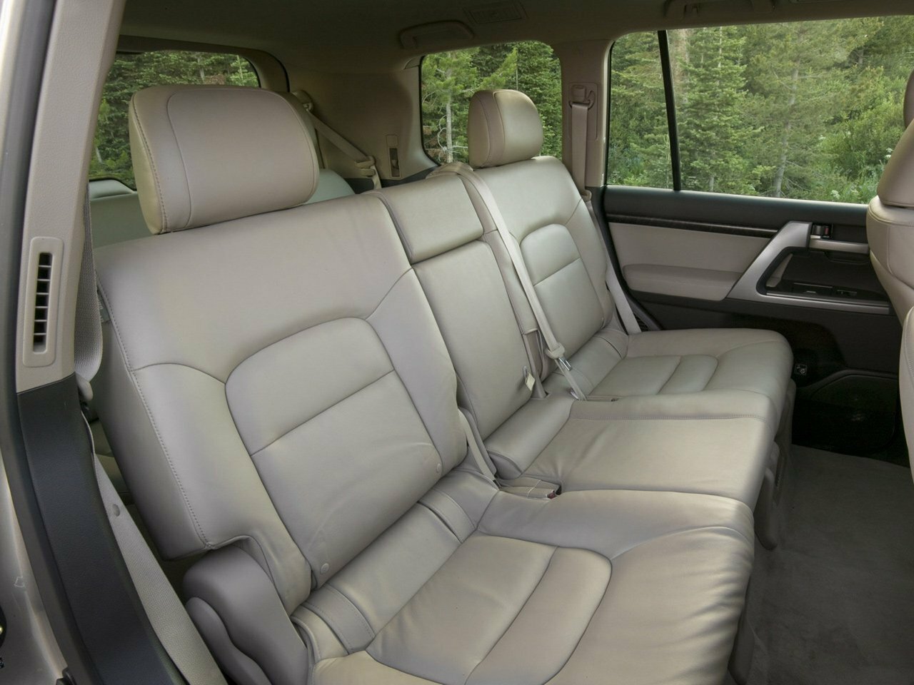 Toyota Land Cruiser 2011 5.7L AT 8 мест