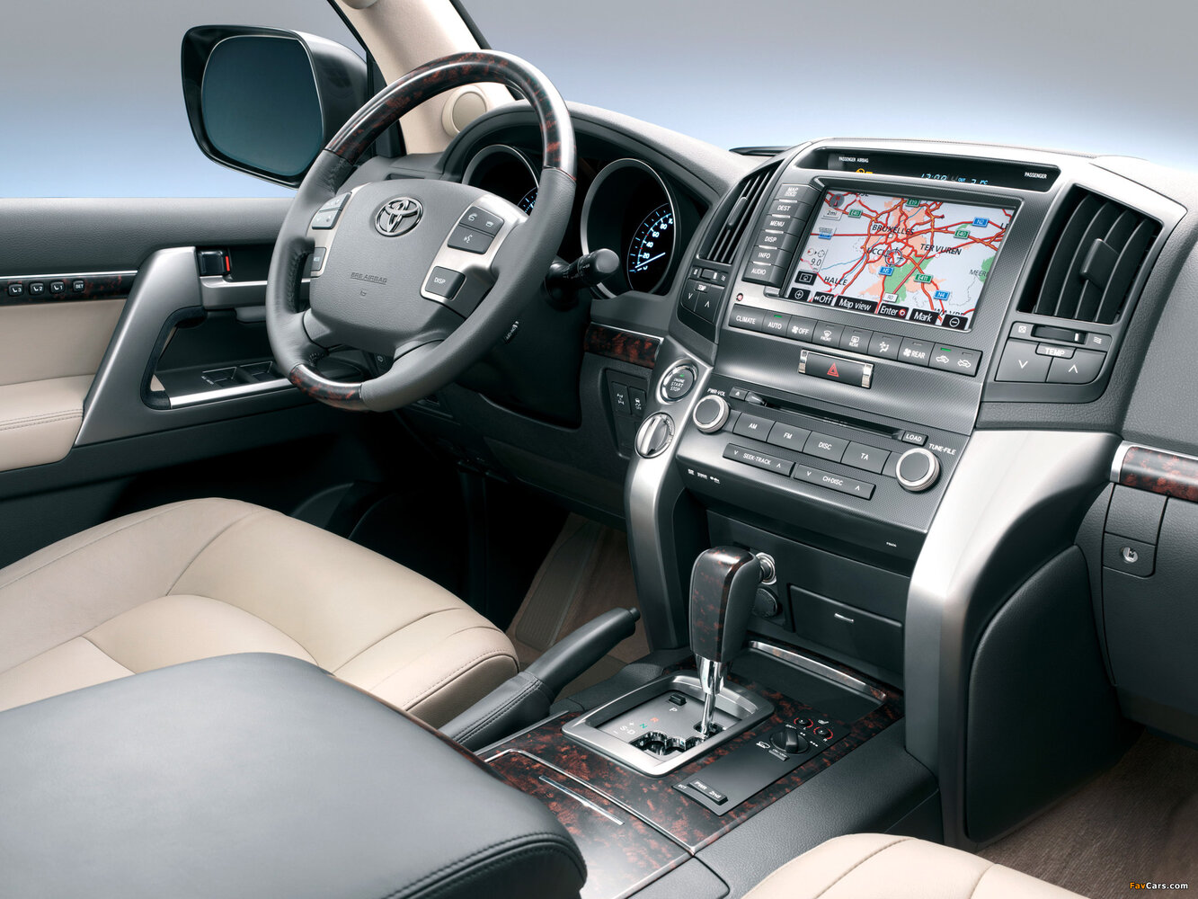 Toyota Land Cruiser 2011 5.7L AT 8 мест
