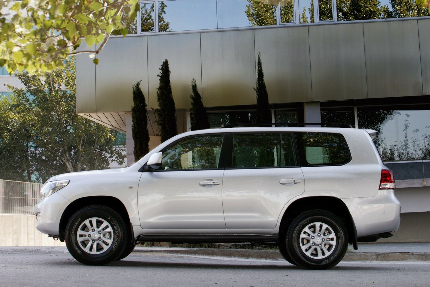 Toyota Land Cruiser 2011 5.7L AT 8 мест