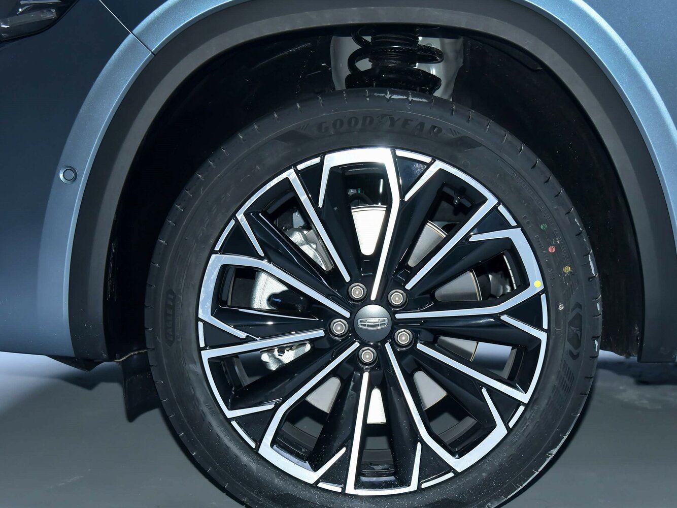 Geely Monjaro — справочные фотографии комплектации, Диск