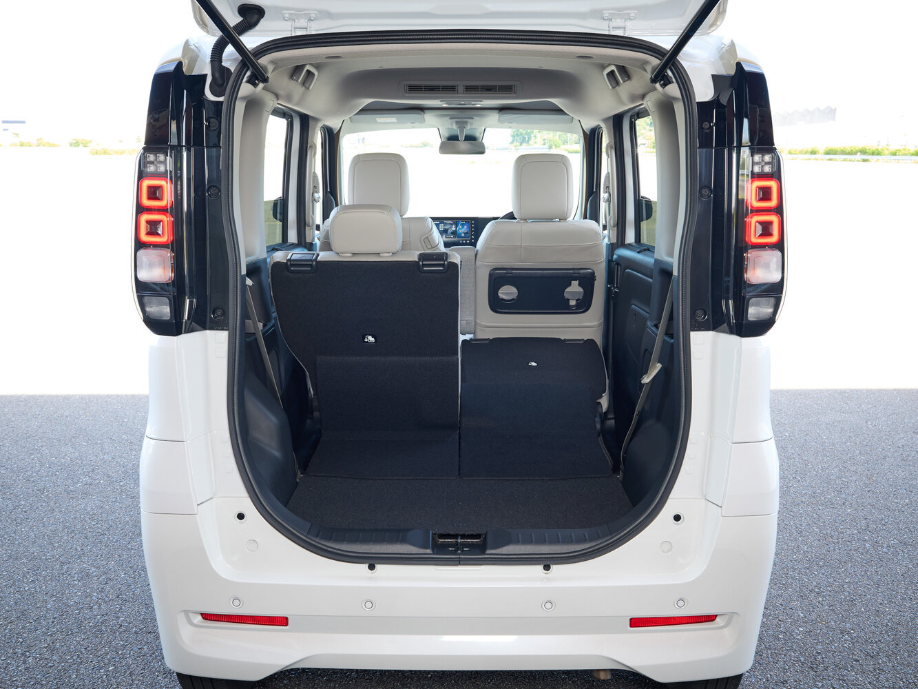 Nissan Roox — справочные фотографии комплектации, Багажник