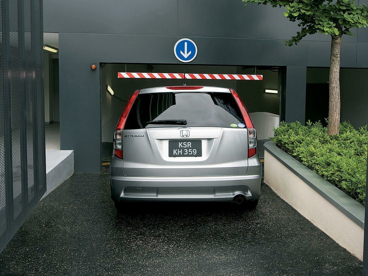 Honda Stream — справочные фотографии комплектации, Сзади