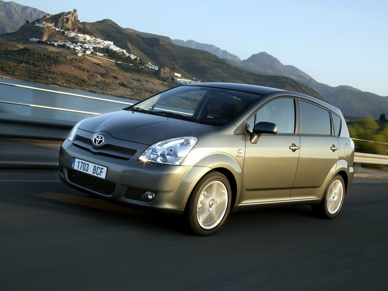 Toyota Corolla Verso — I Рестайлинг (2004–2007)