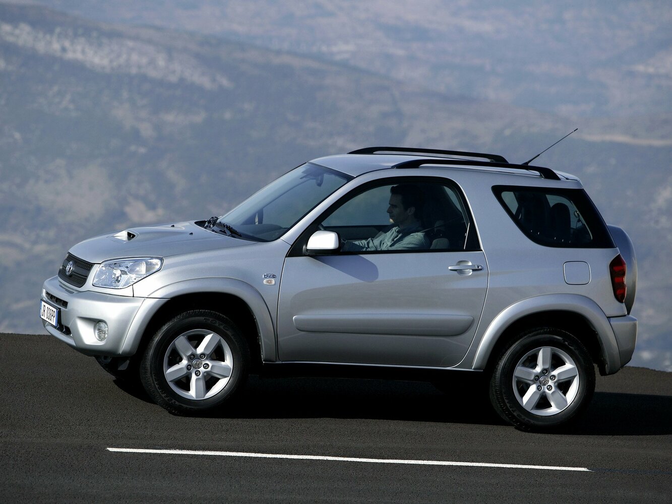 Toyota RAV4 — справочные фотографии комплектации, Сбоку