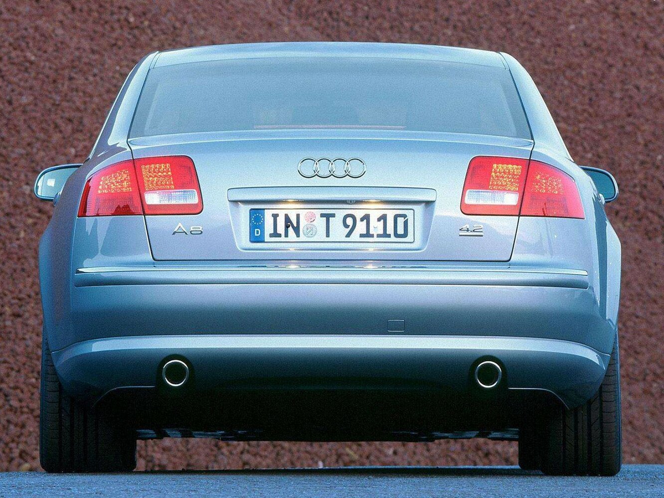 Audi A8 — справочные фотографии комплектации, Сзади
