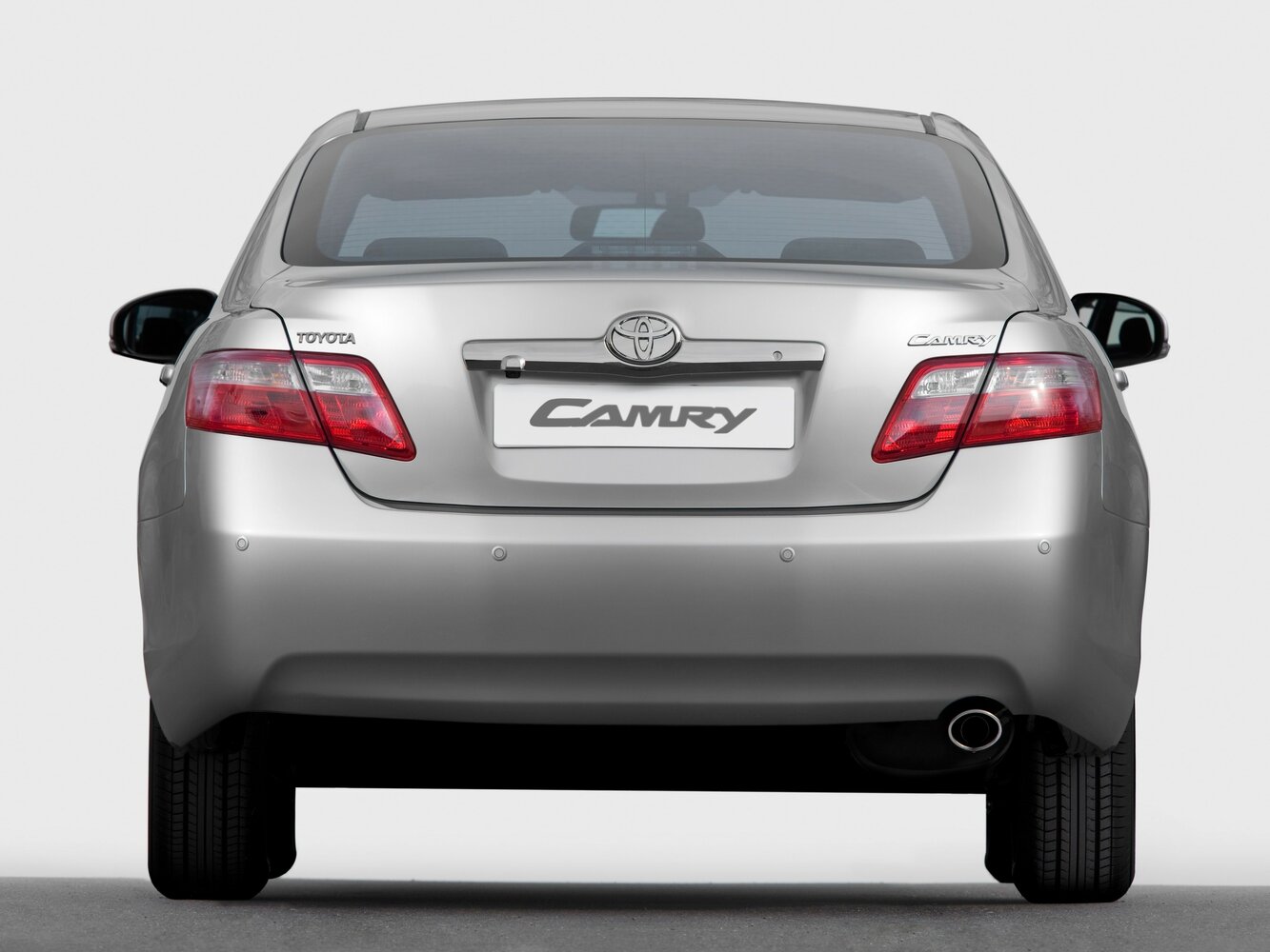 Toyota Camry — справочные фотографии комплектации, Сзади