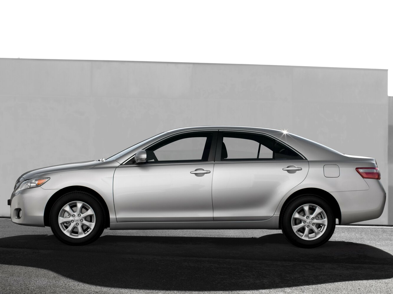 Toyota Camry — справочные фотографии комплектации, Сбоку