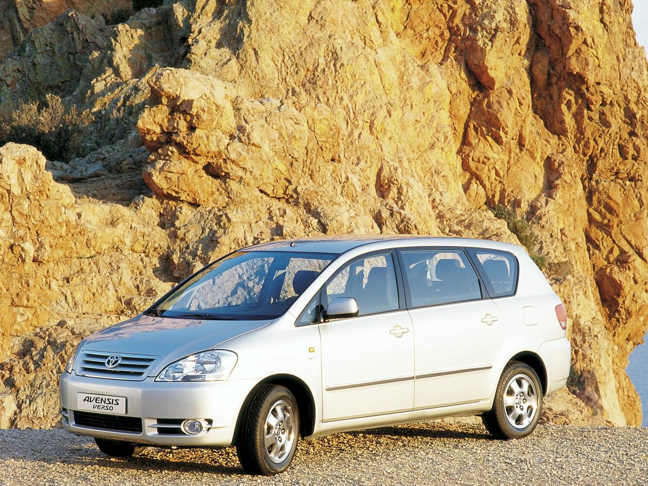 Toyota Avensis Verso — I поколение (2001–2002)