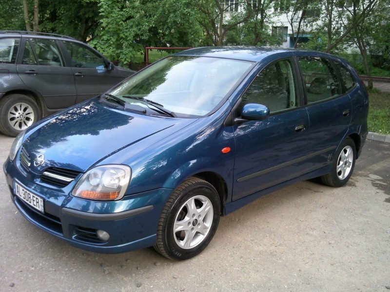 Nissan Almera Tino — I поколение (2000–2002)