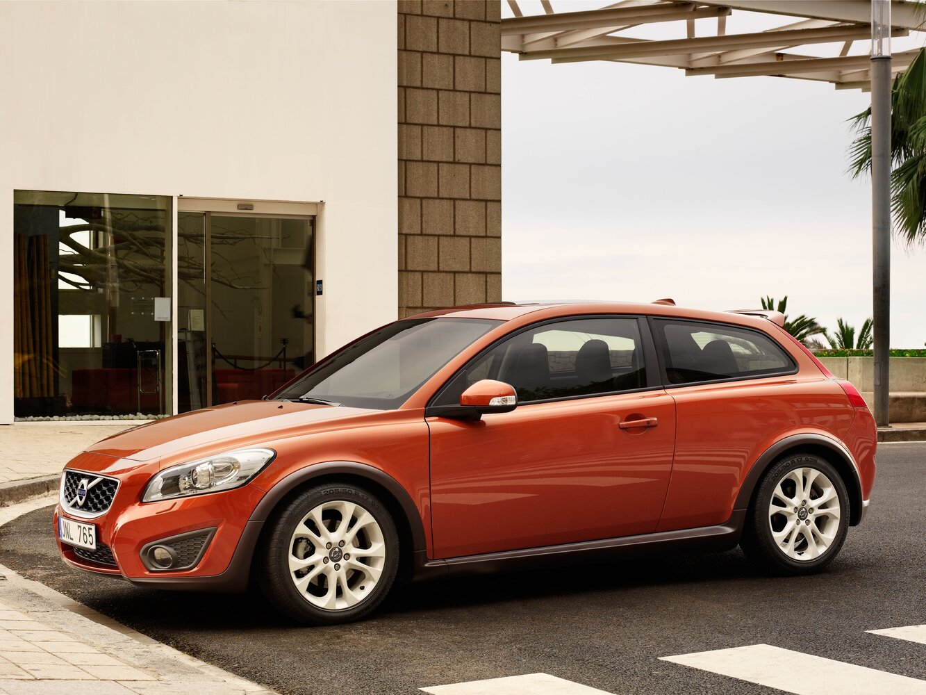 Volvo C30 — справочные фотографии комплектации, Сбоку