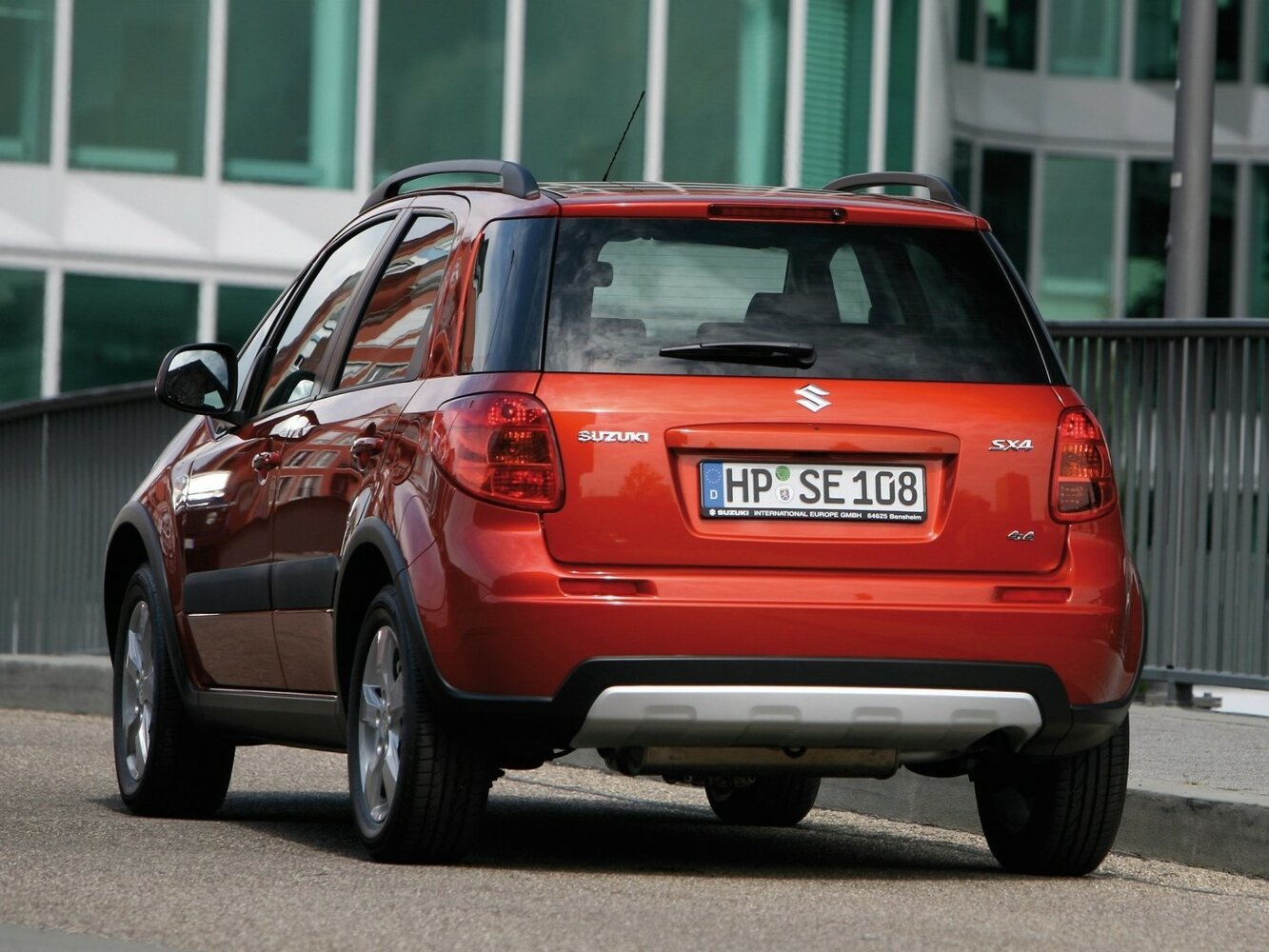 Suzuki SX4 — справочные фотографии комплектации, Сзади
