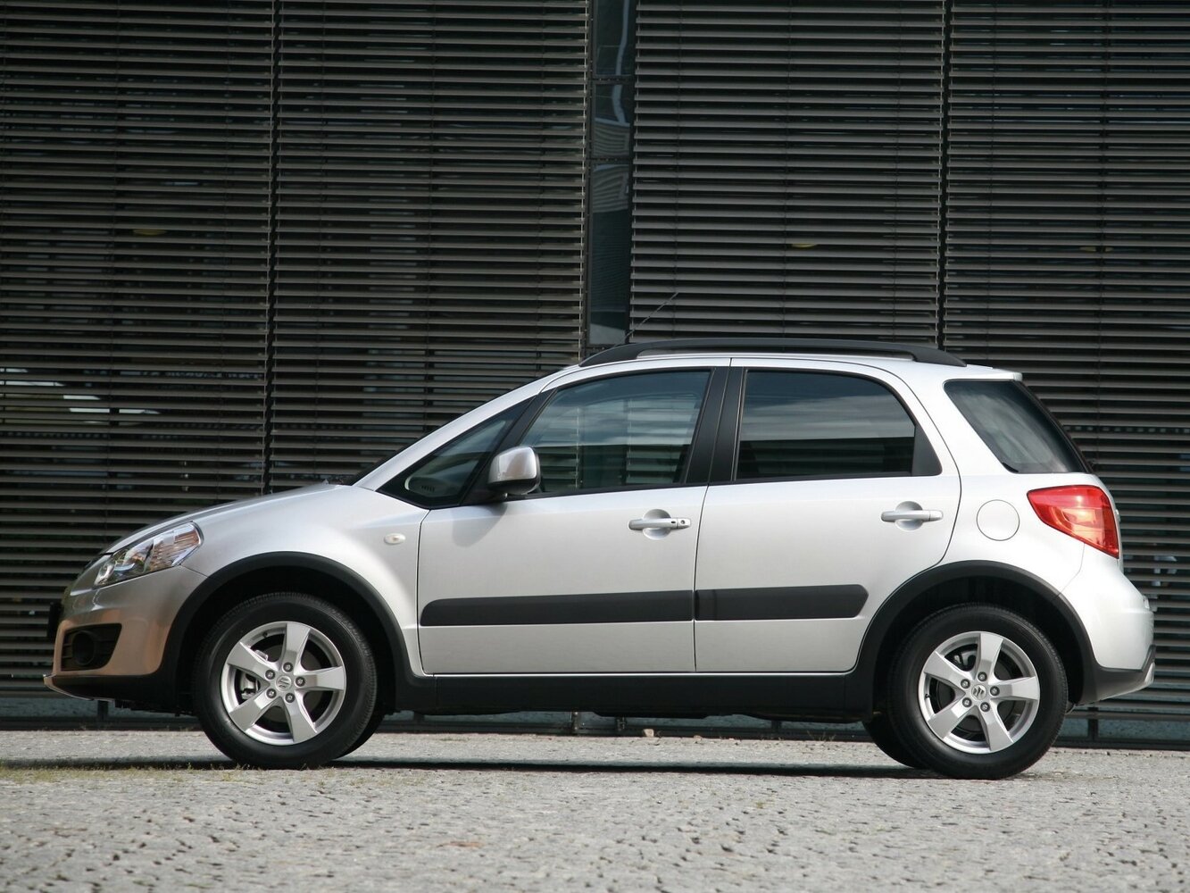 Suzuki SX4 — справочные фотографии комплектации, Сбоку