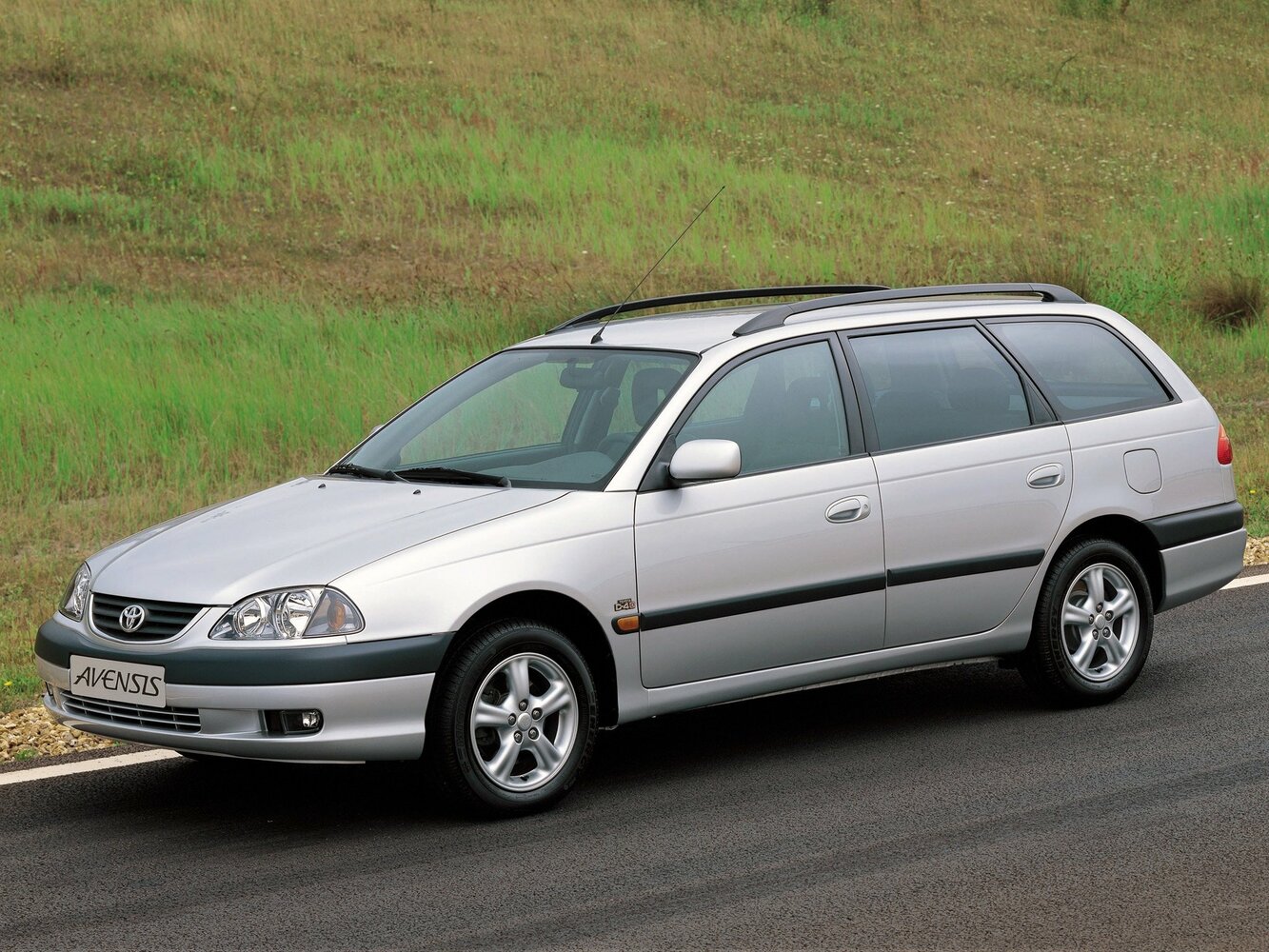 Toyota Avensis — I Рестайлинг (2000–2003)