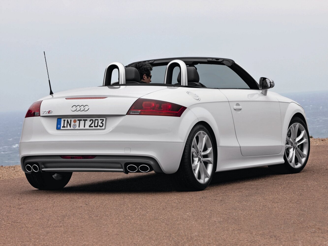 Audi TTS — справочные фотографии комплектации, Сзади
