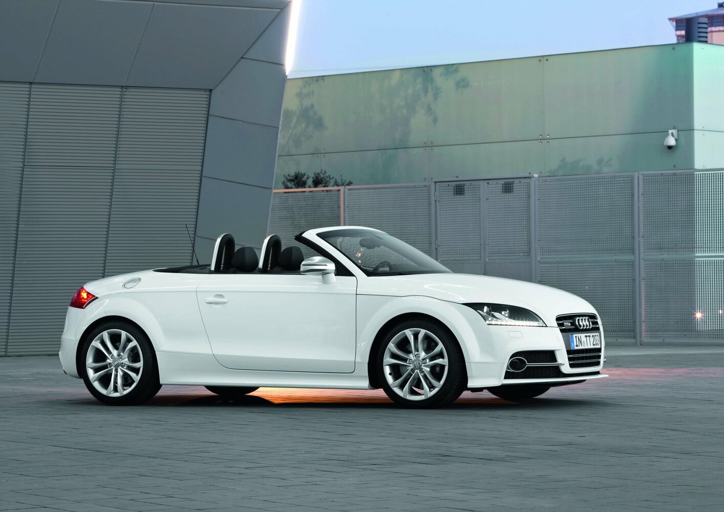 Audi TTS — справочные фотографии комплектации, Сбоку