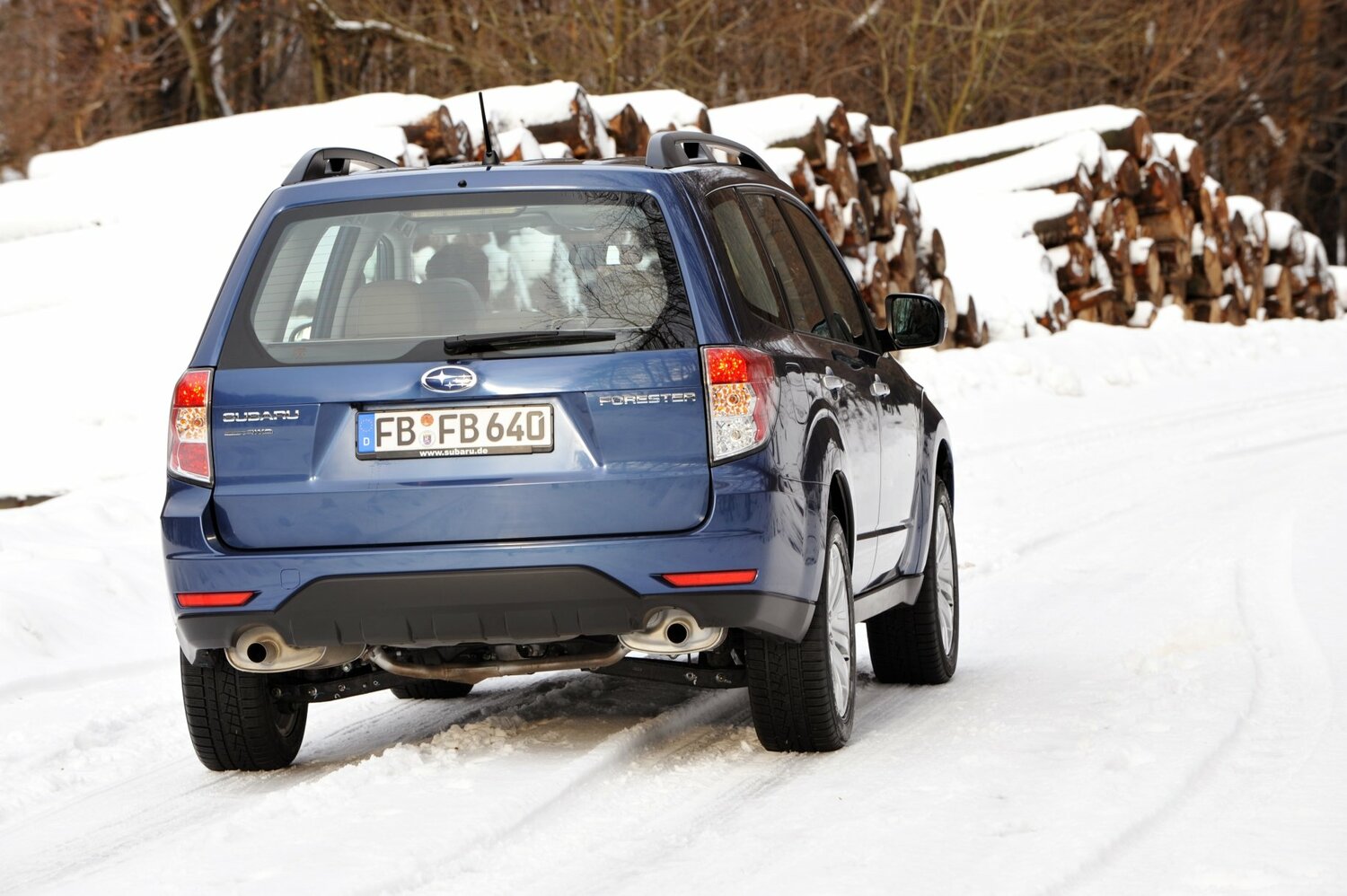 Subaru Forester — справочные фотографии комплектации, Сзади