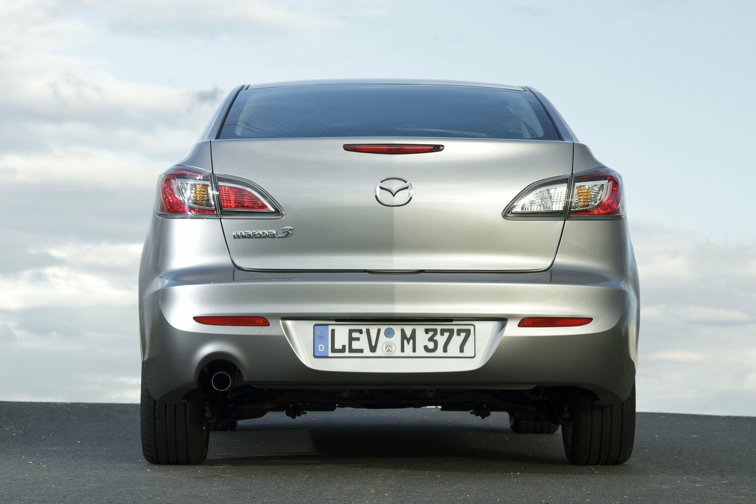Mazda 3 — справочные фотографии комплектации, Сзади