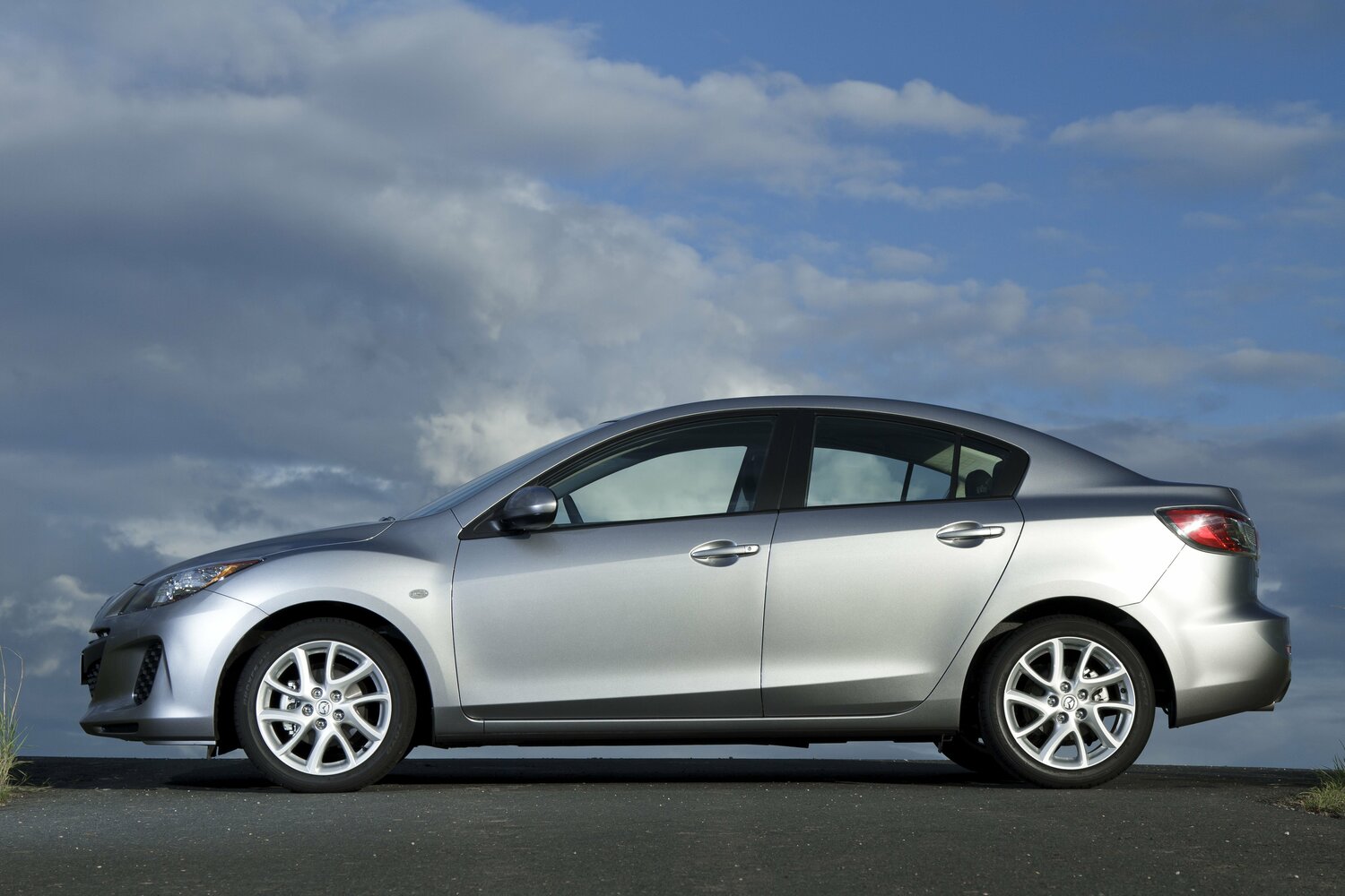 Mazda 3 — справочные фотографии комплектации, Сбоку