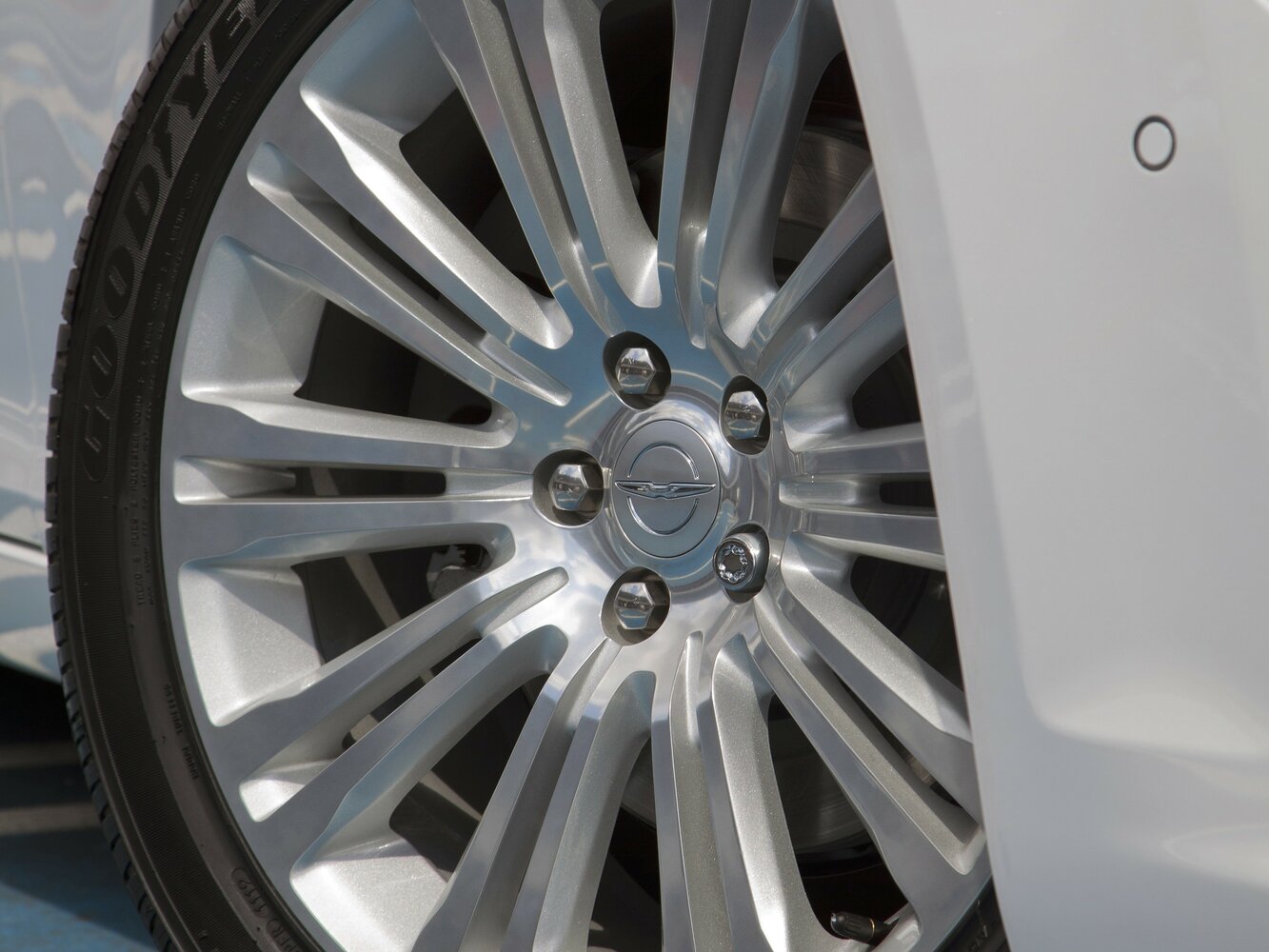Chrysler 300C — справочные фотографии комплектации, Диск