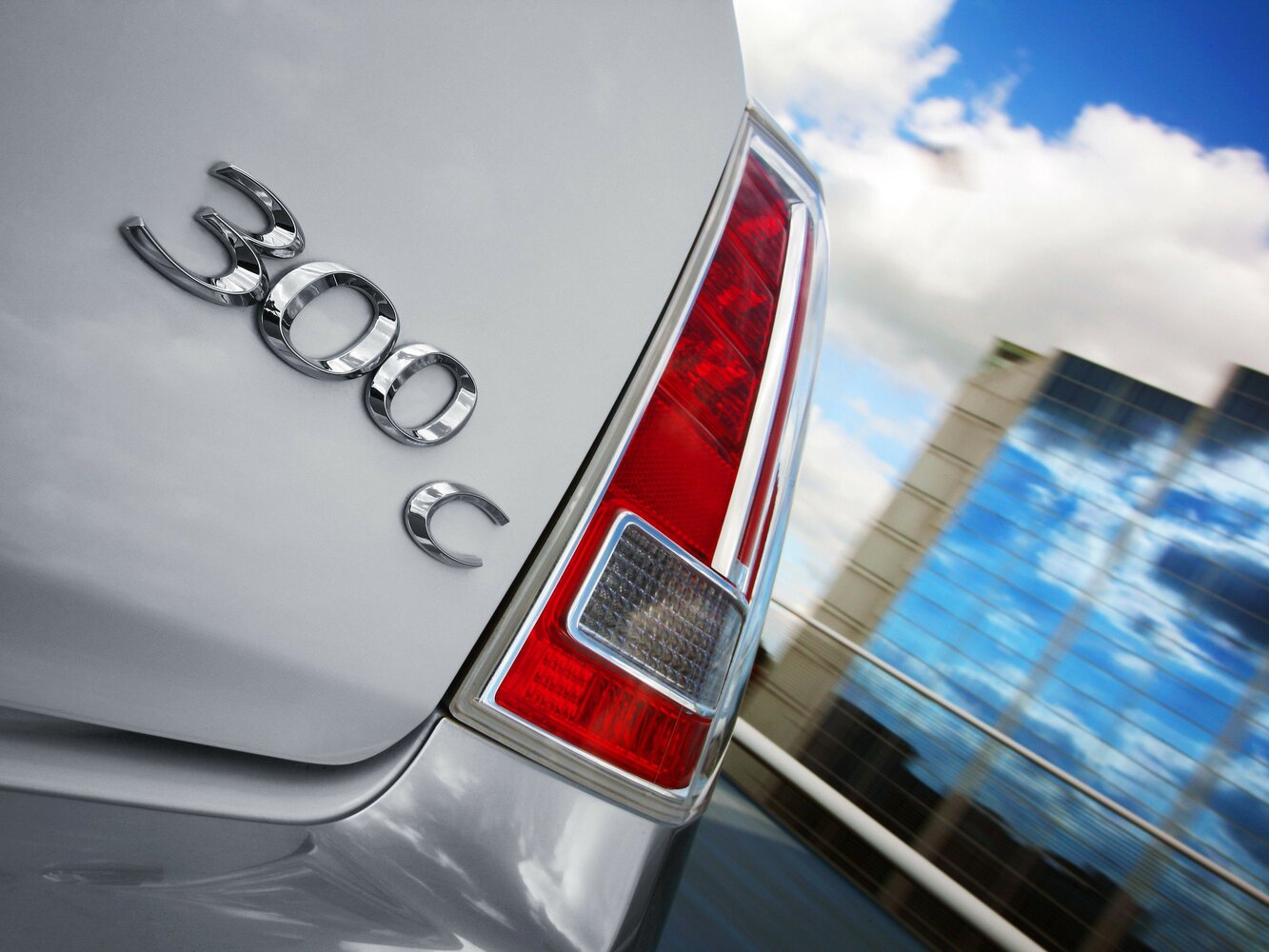 Chrysler 300C — справочные фотографии комплектации, Задняя фара