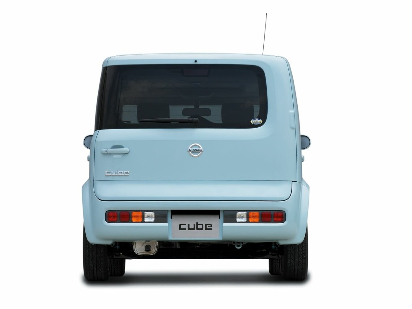 Nissan Cube — справочные фотографии комплектации, Сзади