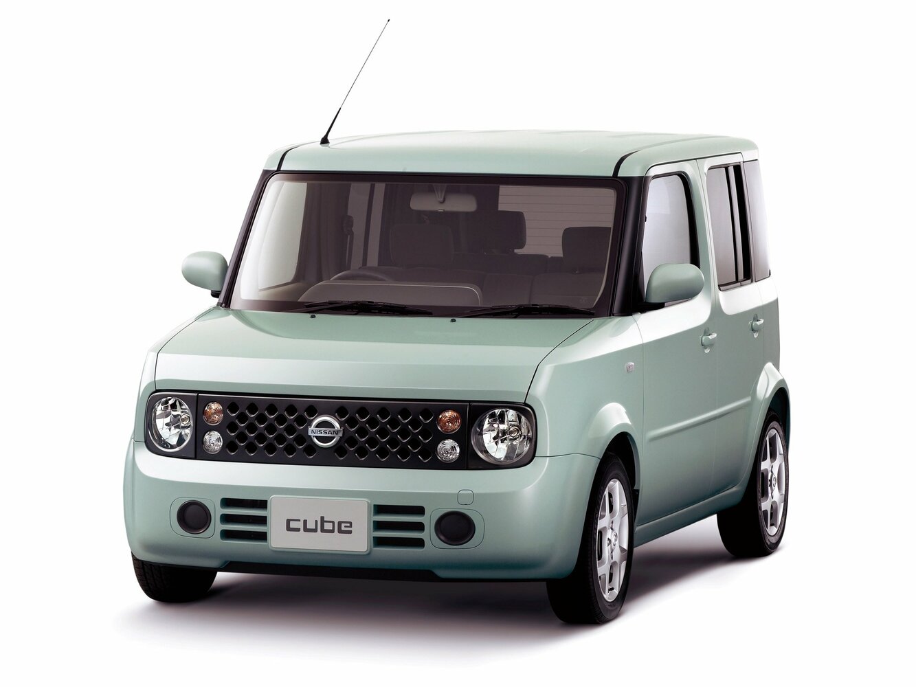Nissan Cube — справочные фотографии комплектации, Спереди