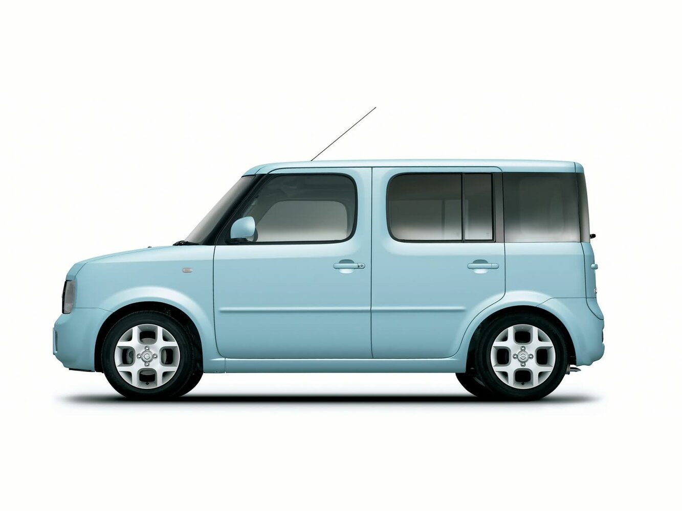 Nissan Cube — справочные фотографии комплектации, Сбоку