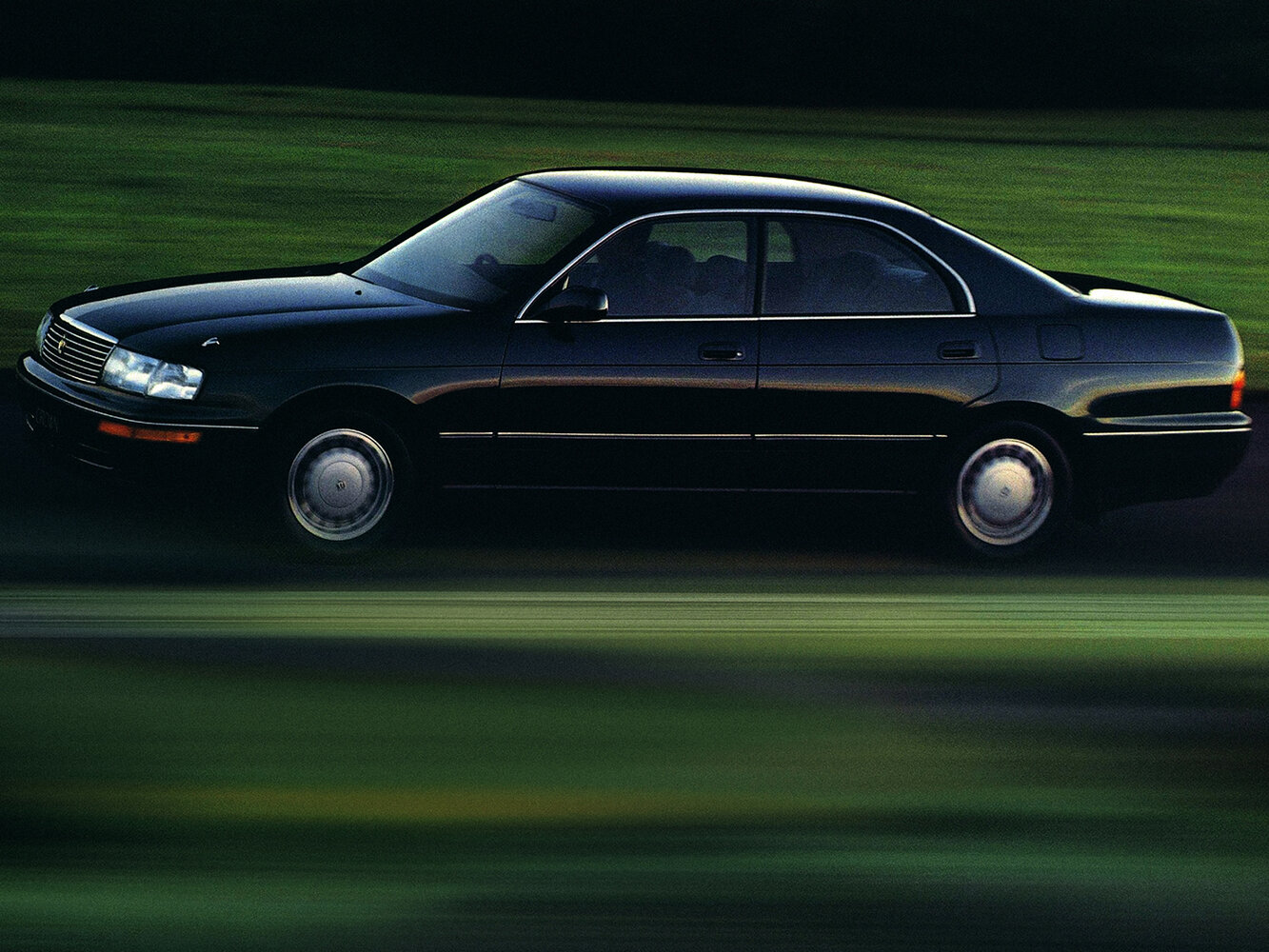 Toyota Crown — справочные фотографии комплектации, Сбоку