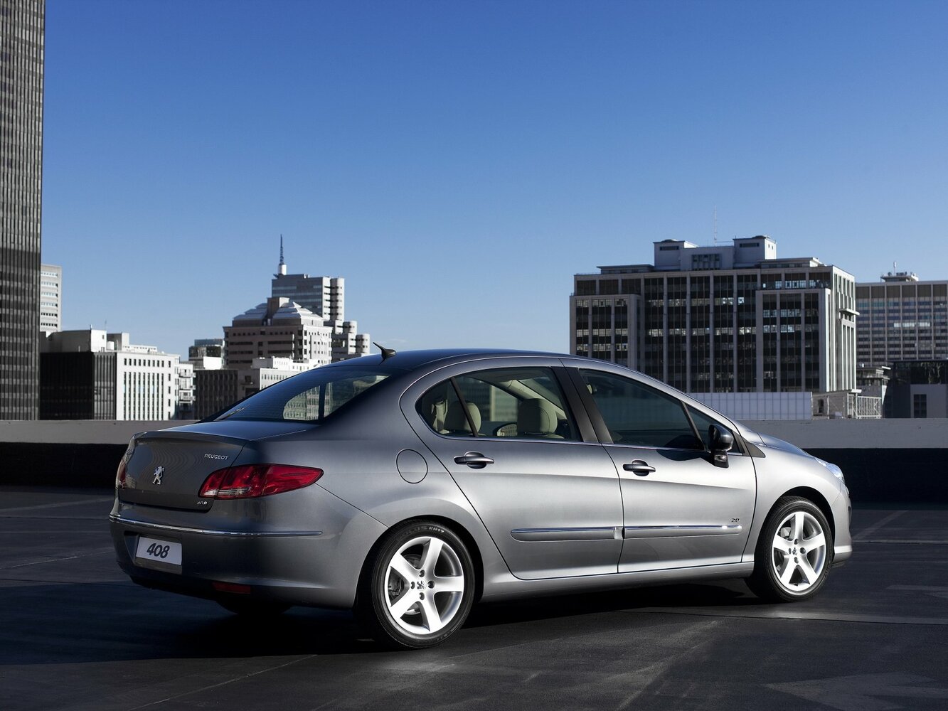 Peugeot 408 — справочные фотографии комплектации, 3/4 сзади